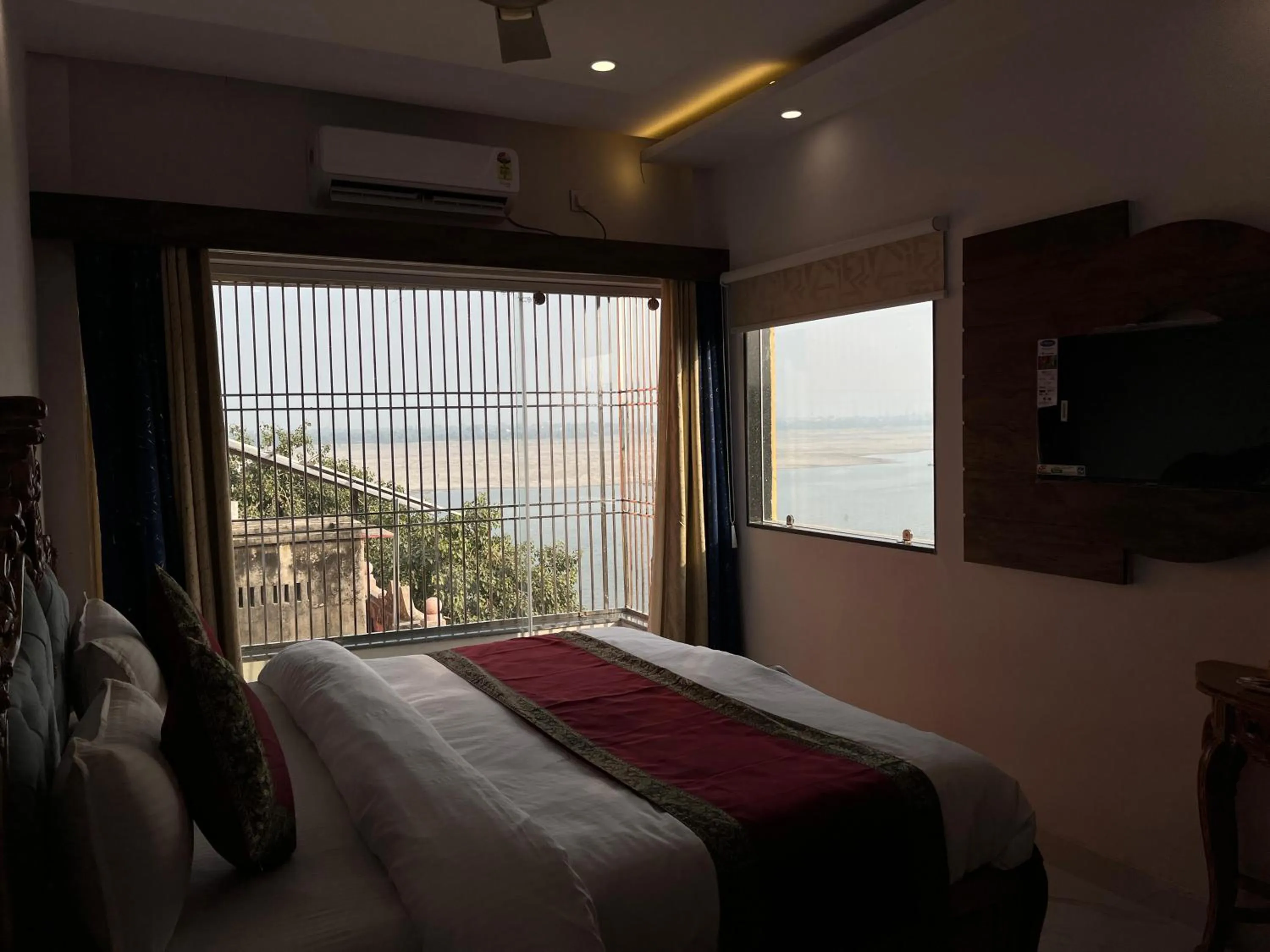 Bed in Hotel Shannti Inn