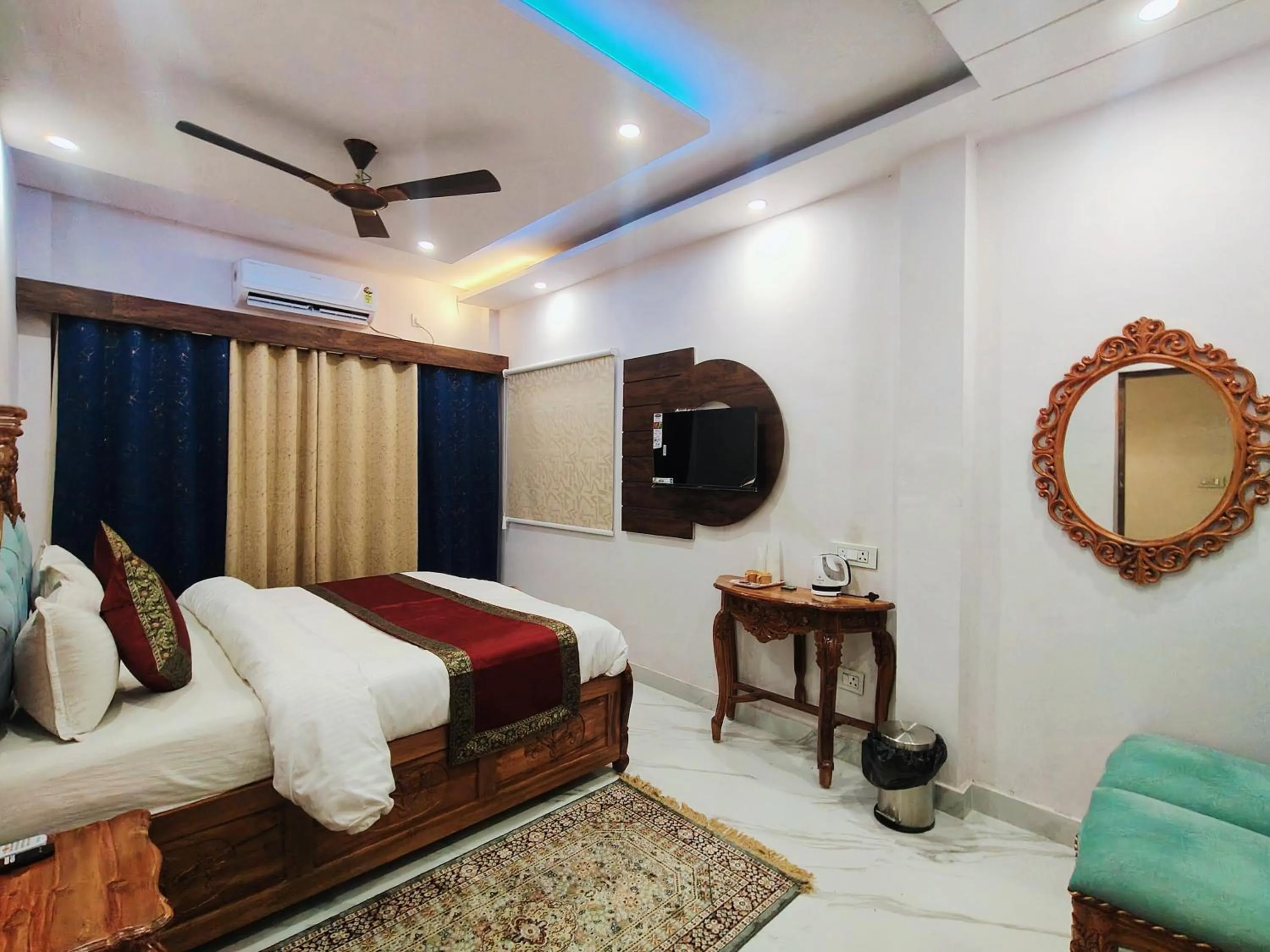 Bed in Hotel Shannti Inn