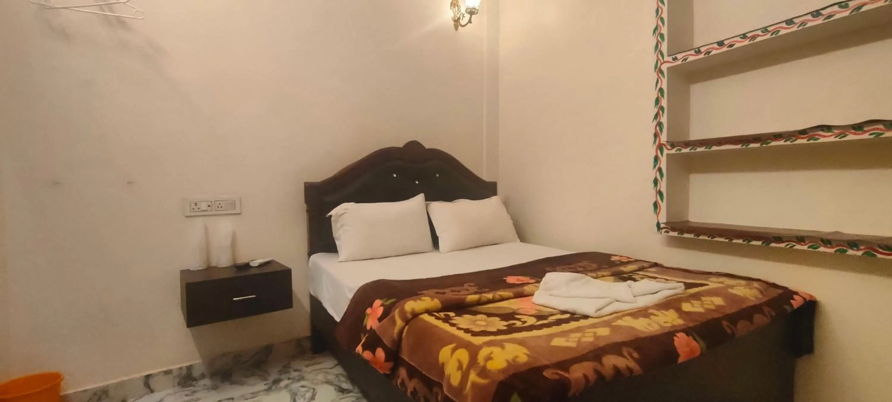 Bed in Hotel Shannti Inn