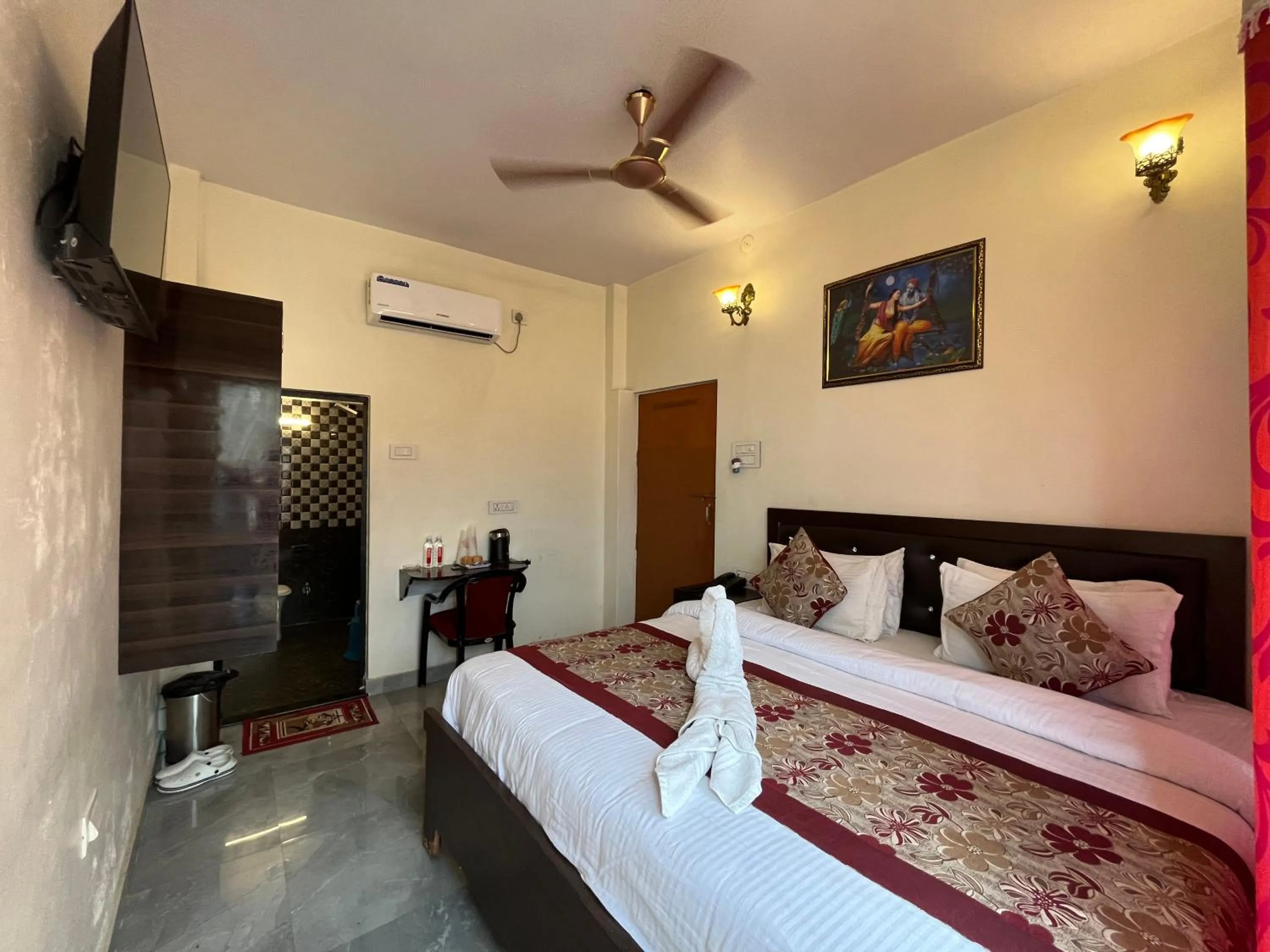 Communal lounge/ TV room, Bed in Hotel Shannti Inn