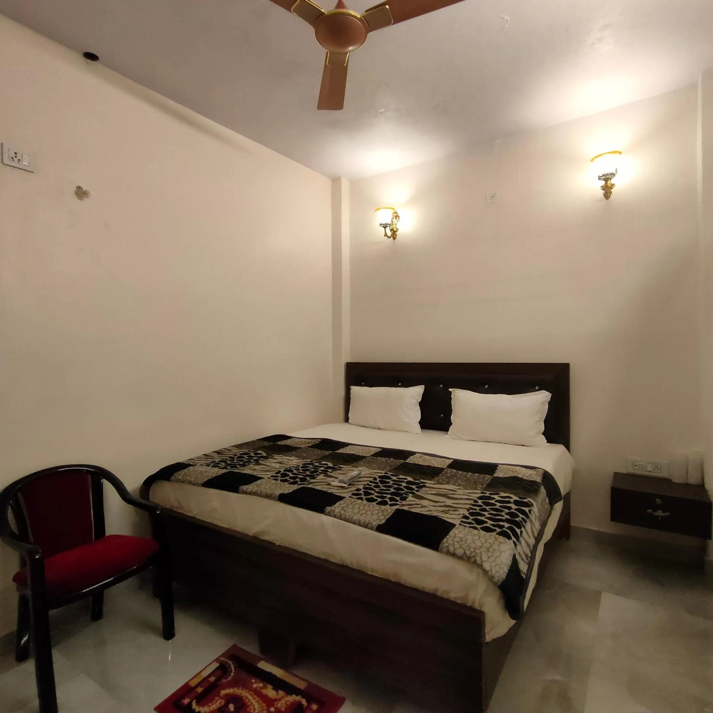 Photo of the whole room, Bed in Hotel Shannti Inn