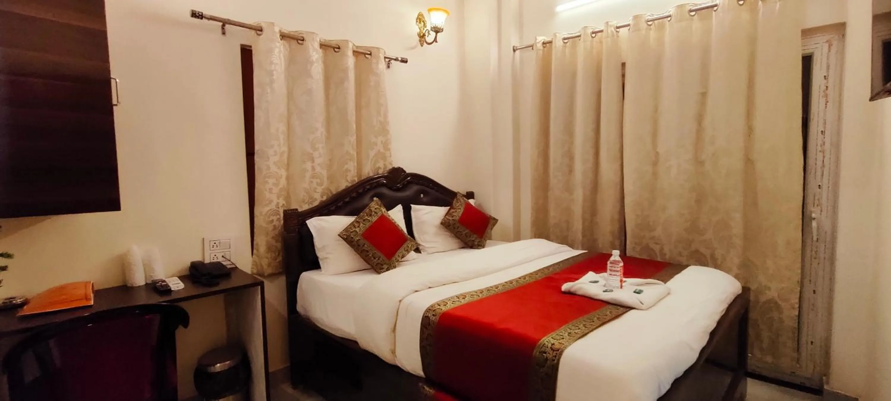 Photo of the whole room, Bed in Hotel Shannti Inn