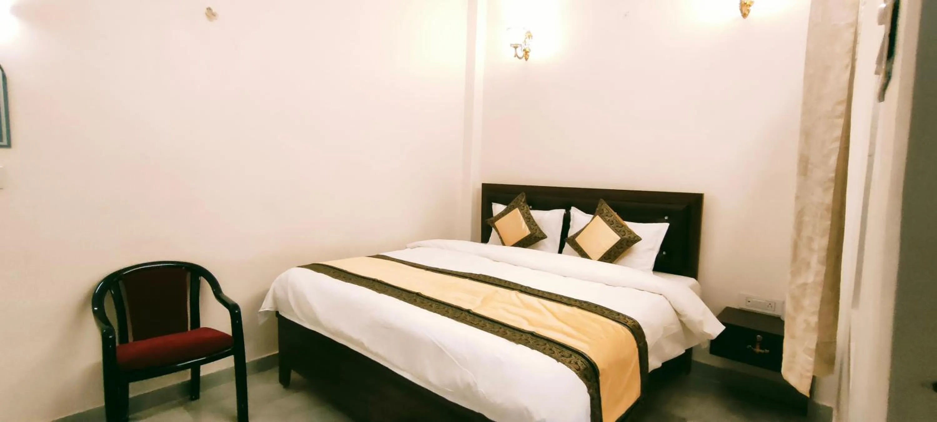 Bed in Hotel Shannti Inn