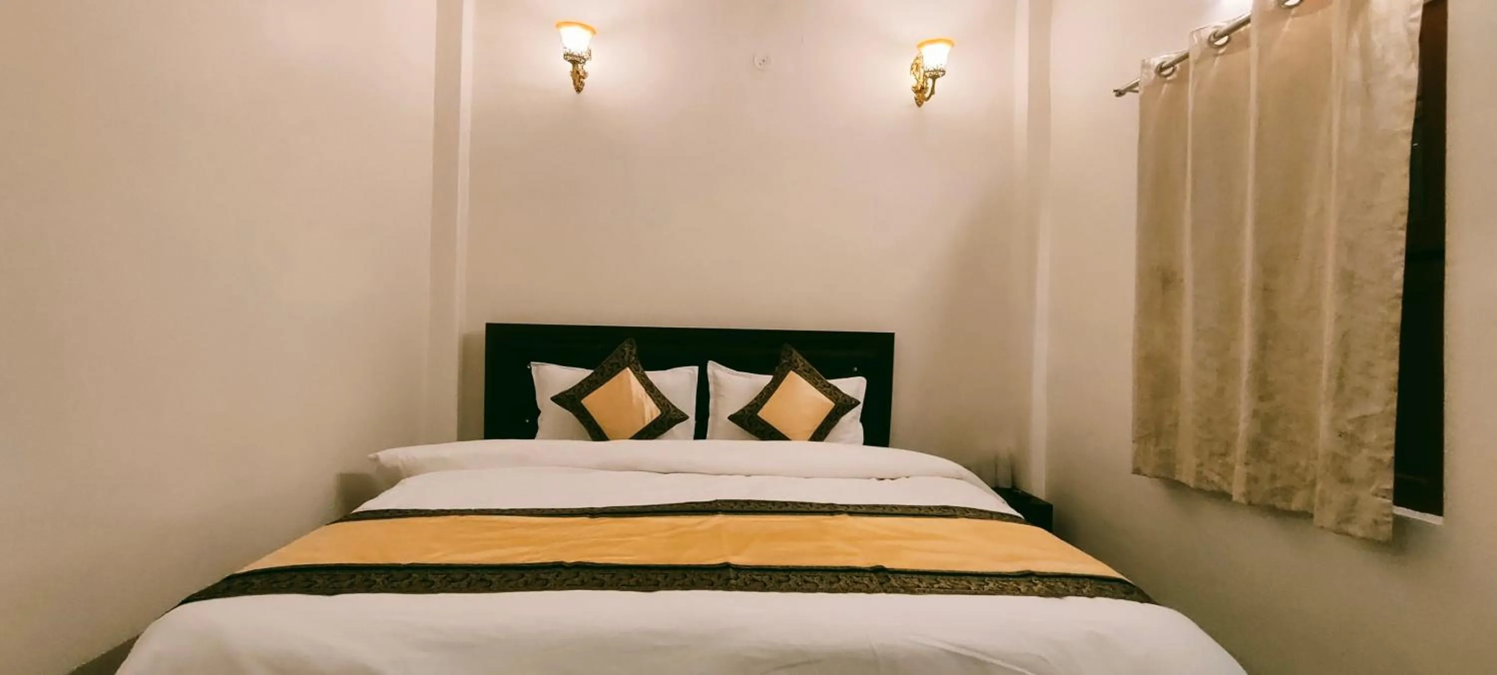 Bed in Hotel Shannti Inn