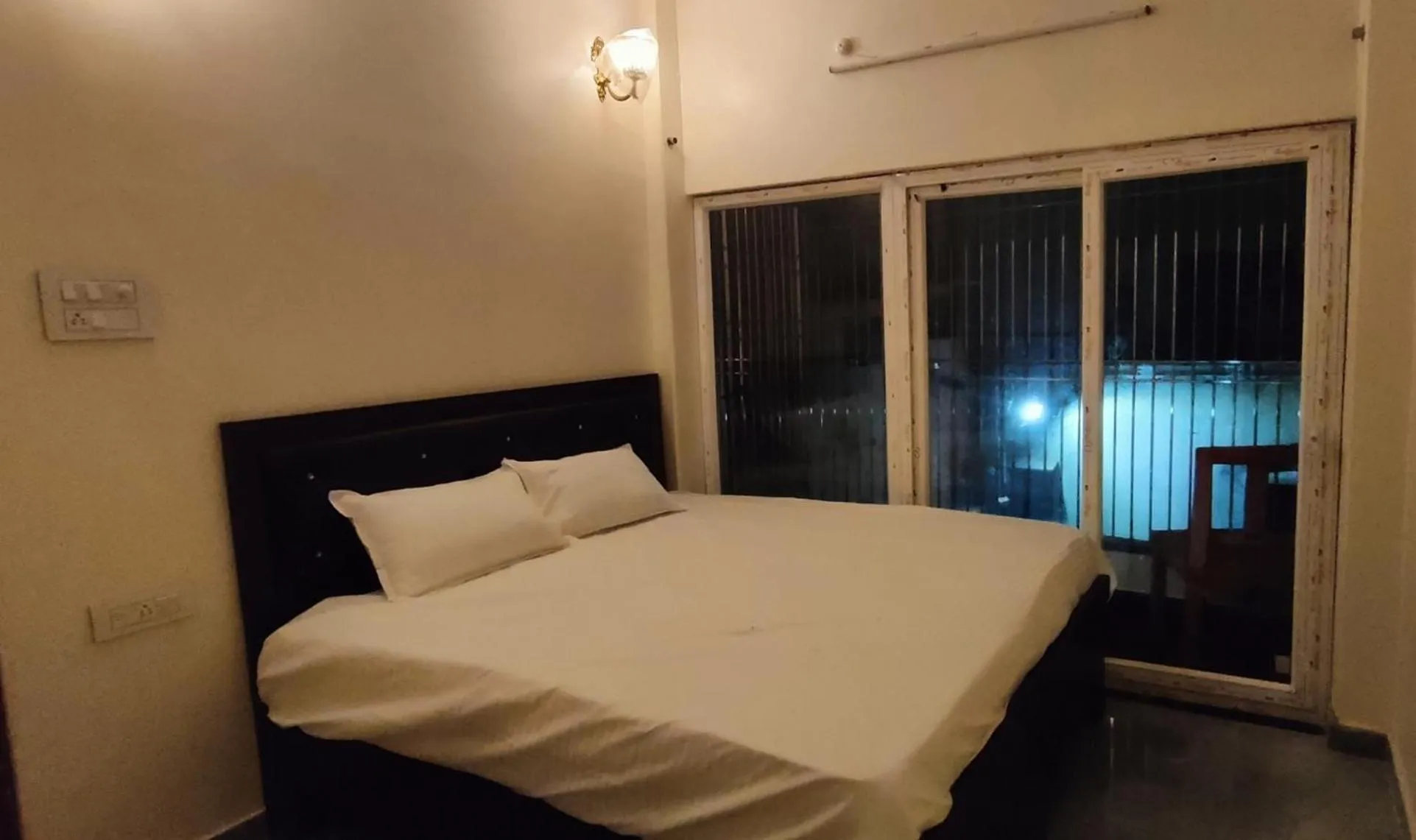 Bed in Hotel Shannti Inn