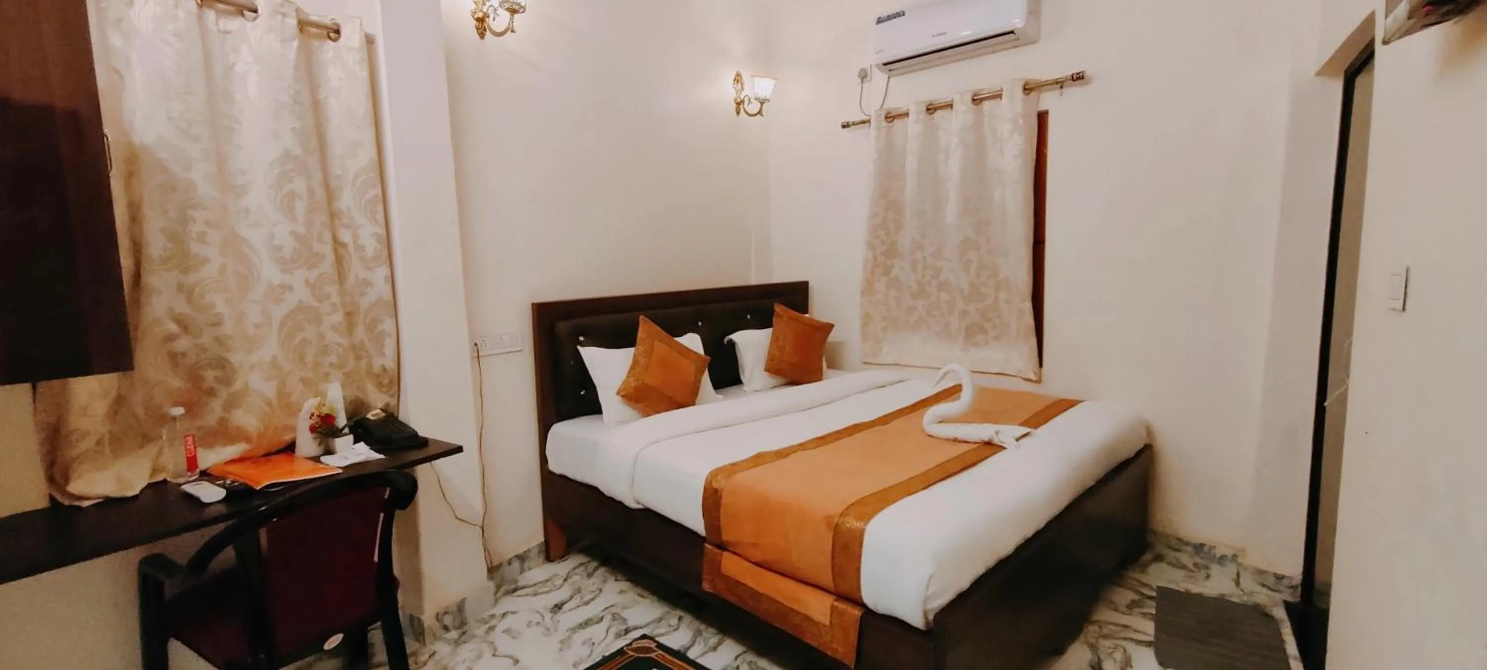 Photo of the whole room, Bed in Hotel Shannti Inn