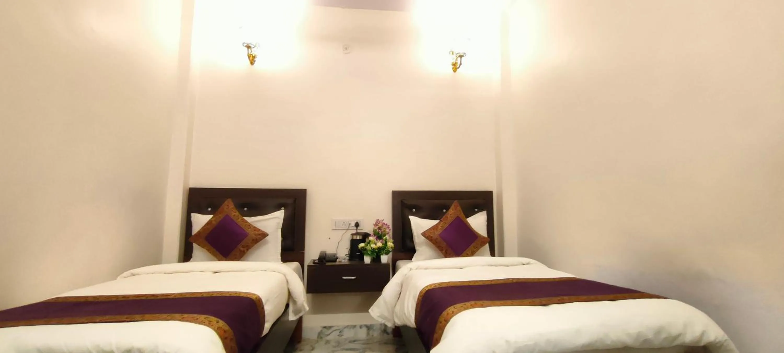 Bed in Hotel Shannti Inn