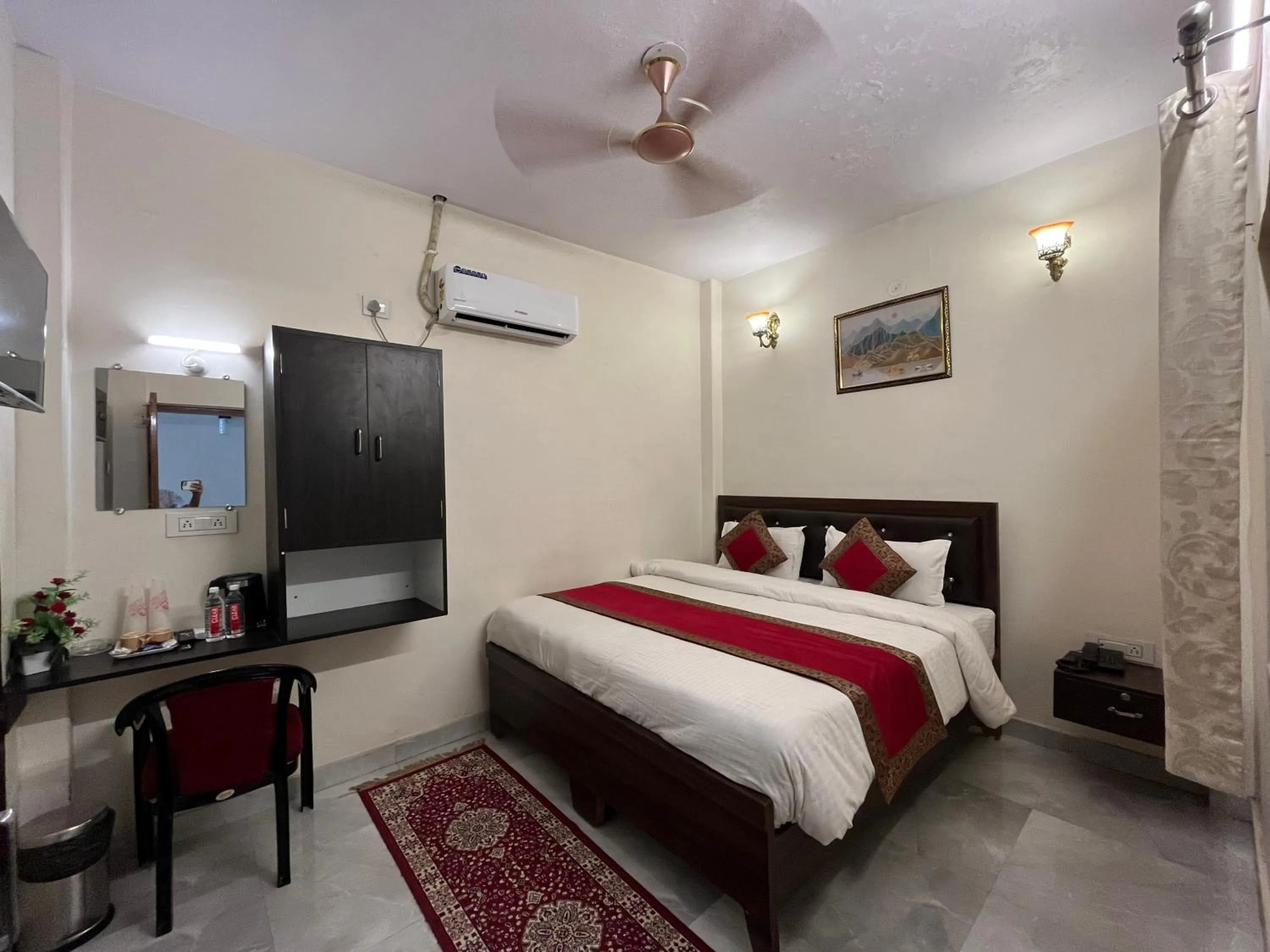 Bed in Hotel Shannti Inn