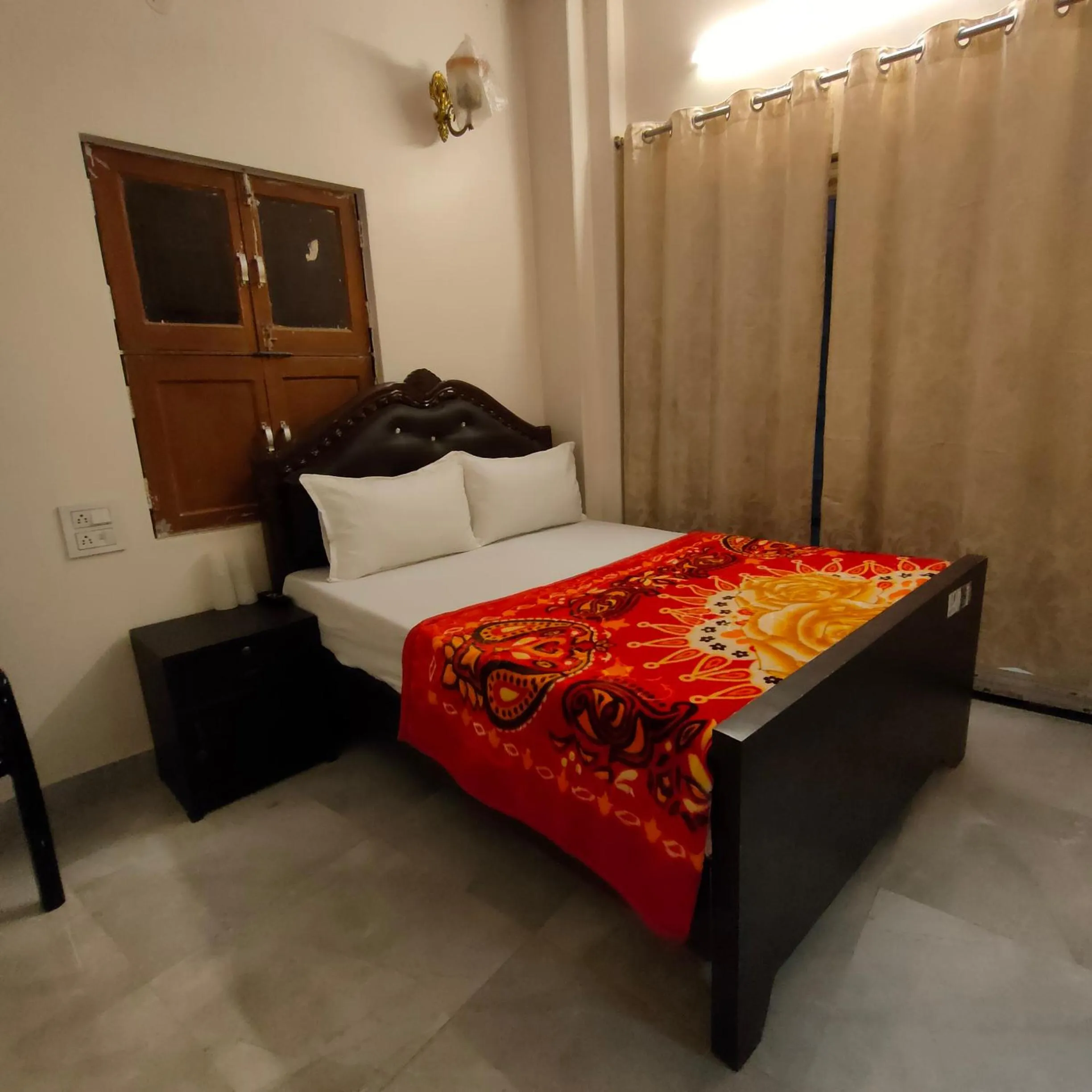 Bed in Hotel Shannti Inn