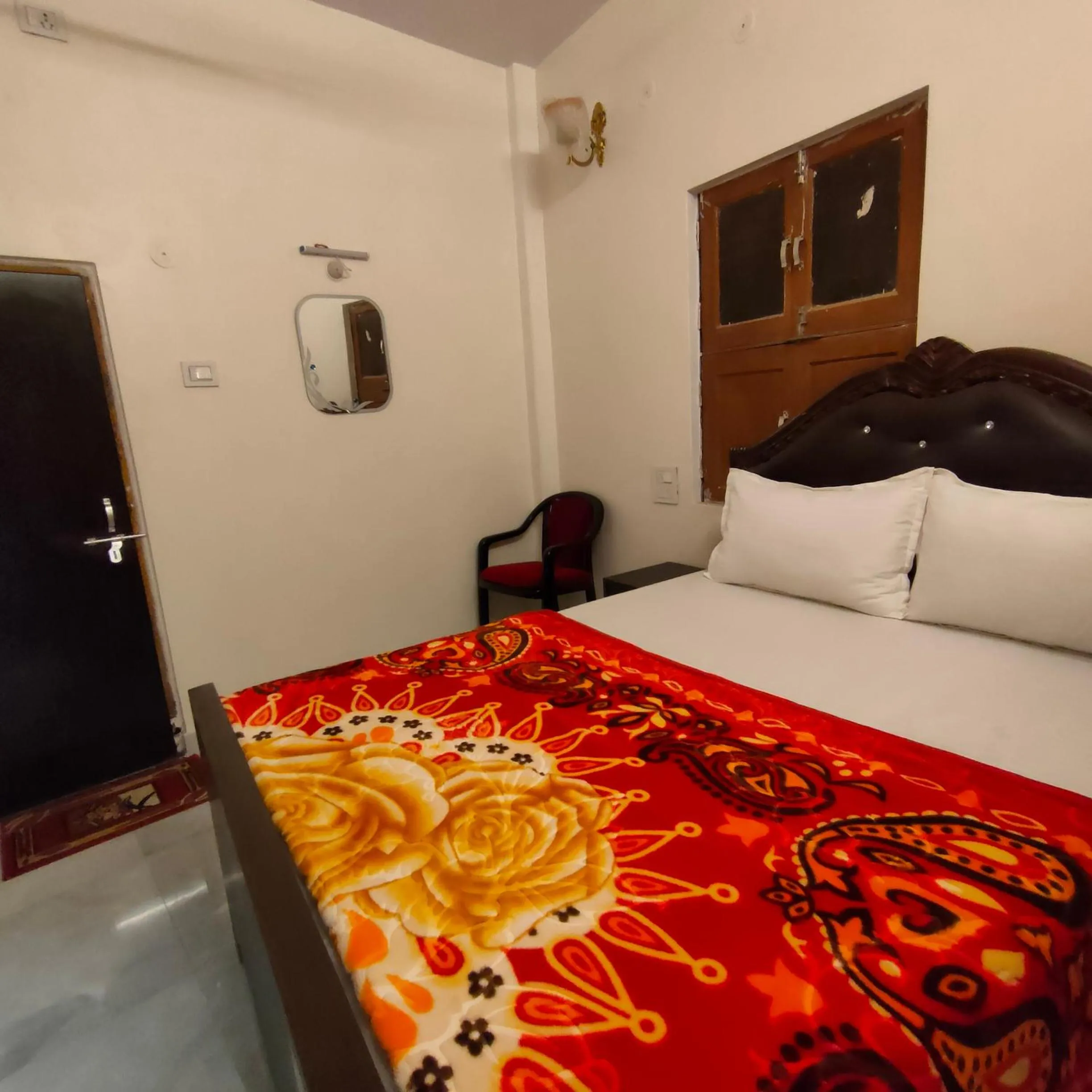 Bed in Hotel Shannti Inn