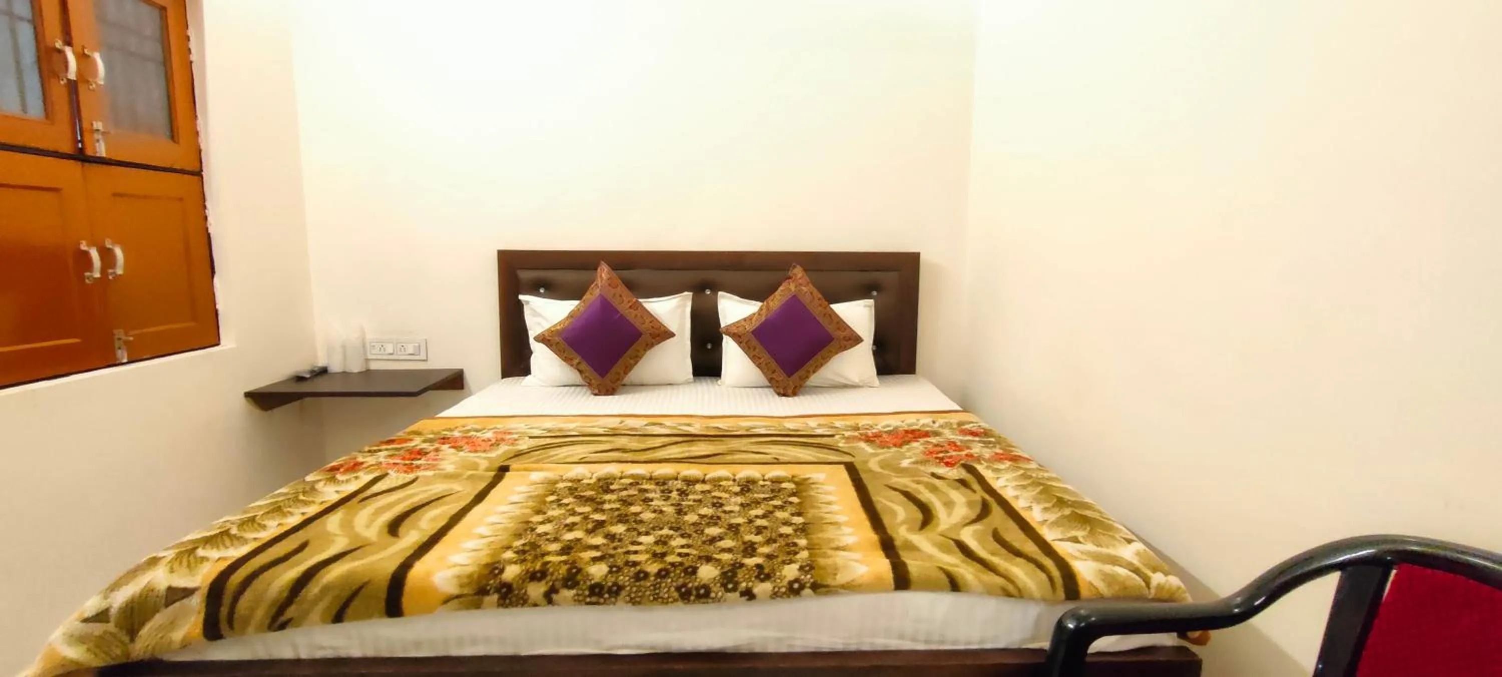 Bed in Hotel Shannti Inn