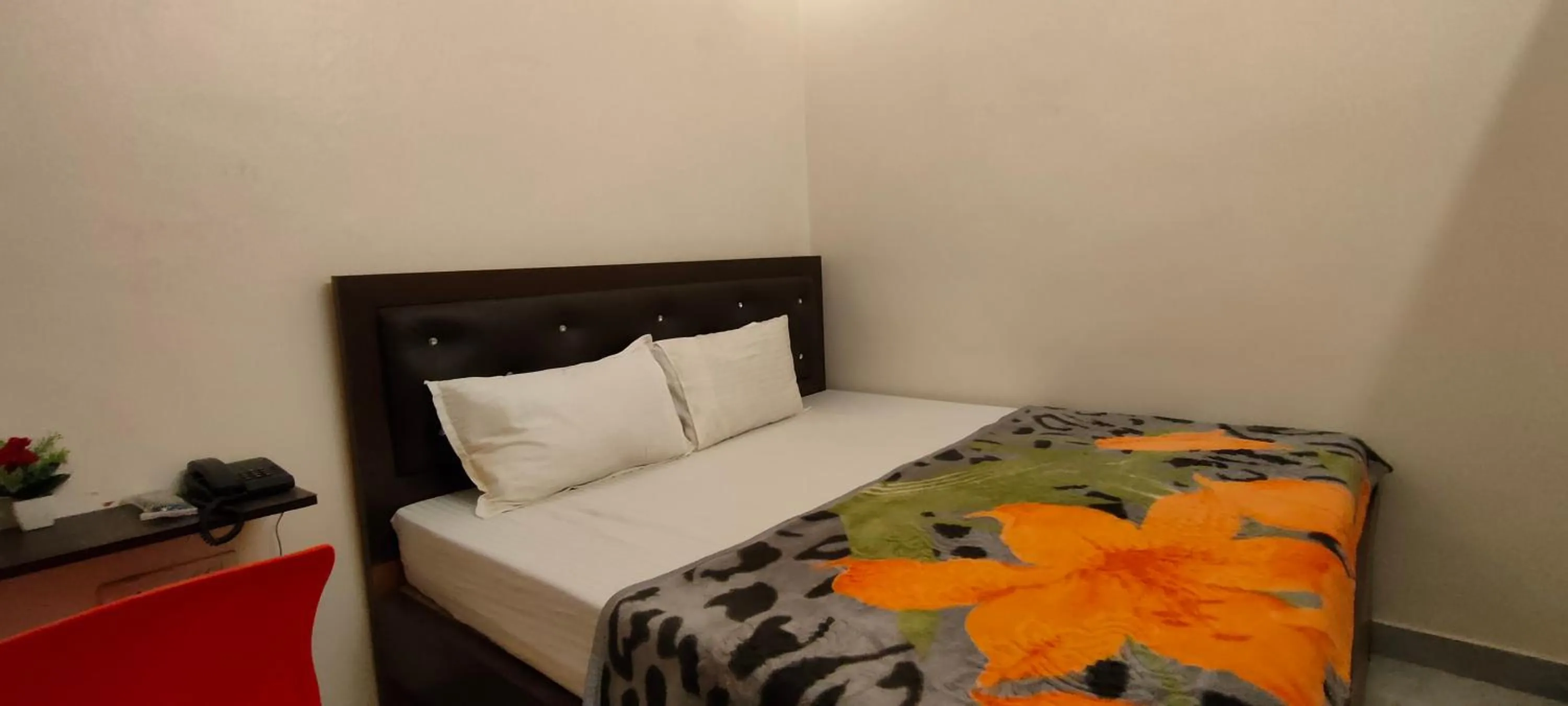 Bed in Hotel Shannti Inn