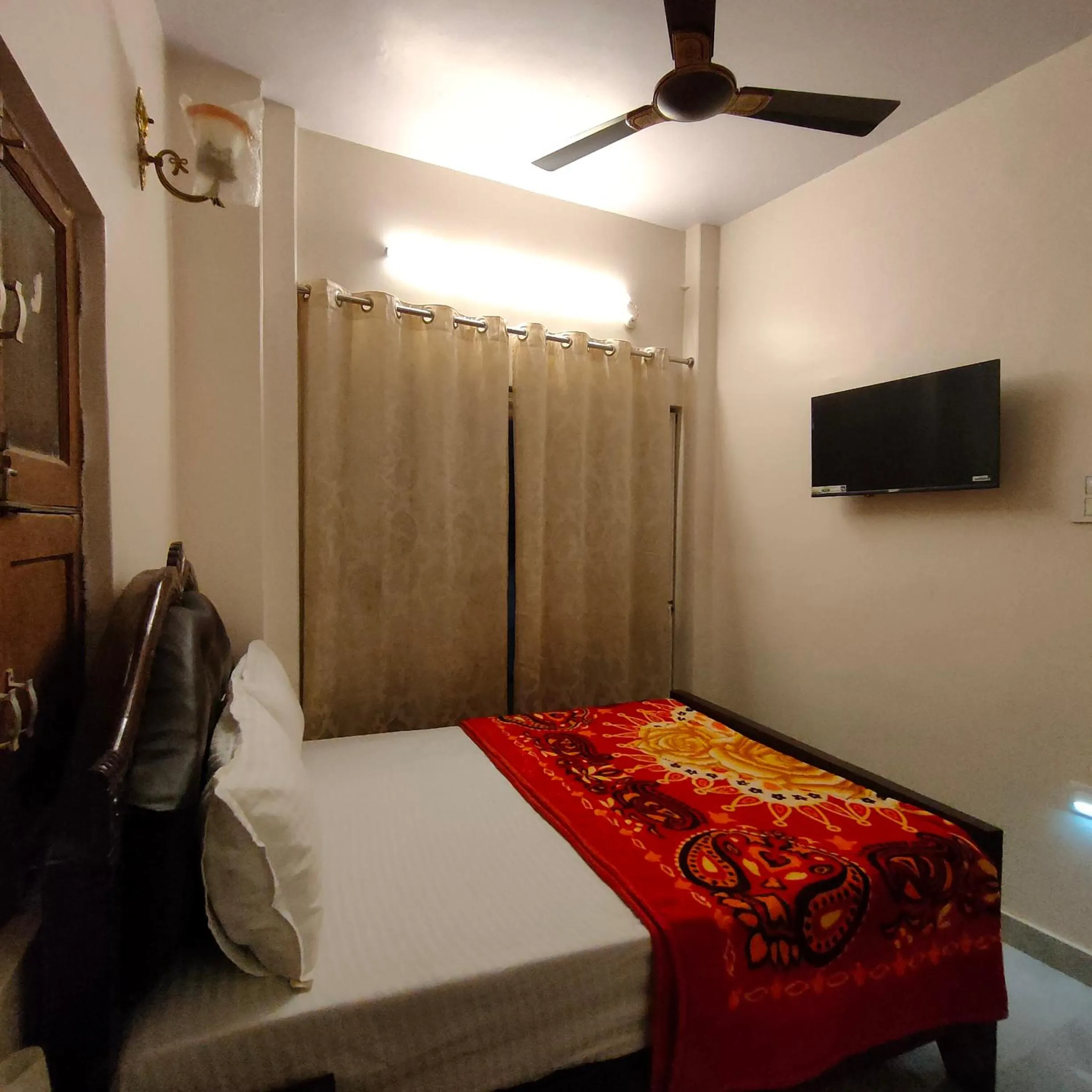 Communal lounge/ TV room, Bed in Hotel Shannti Inn