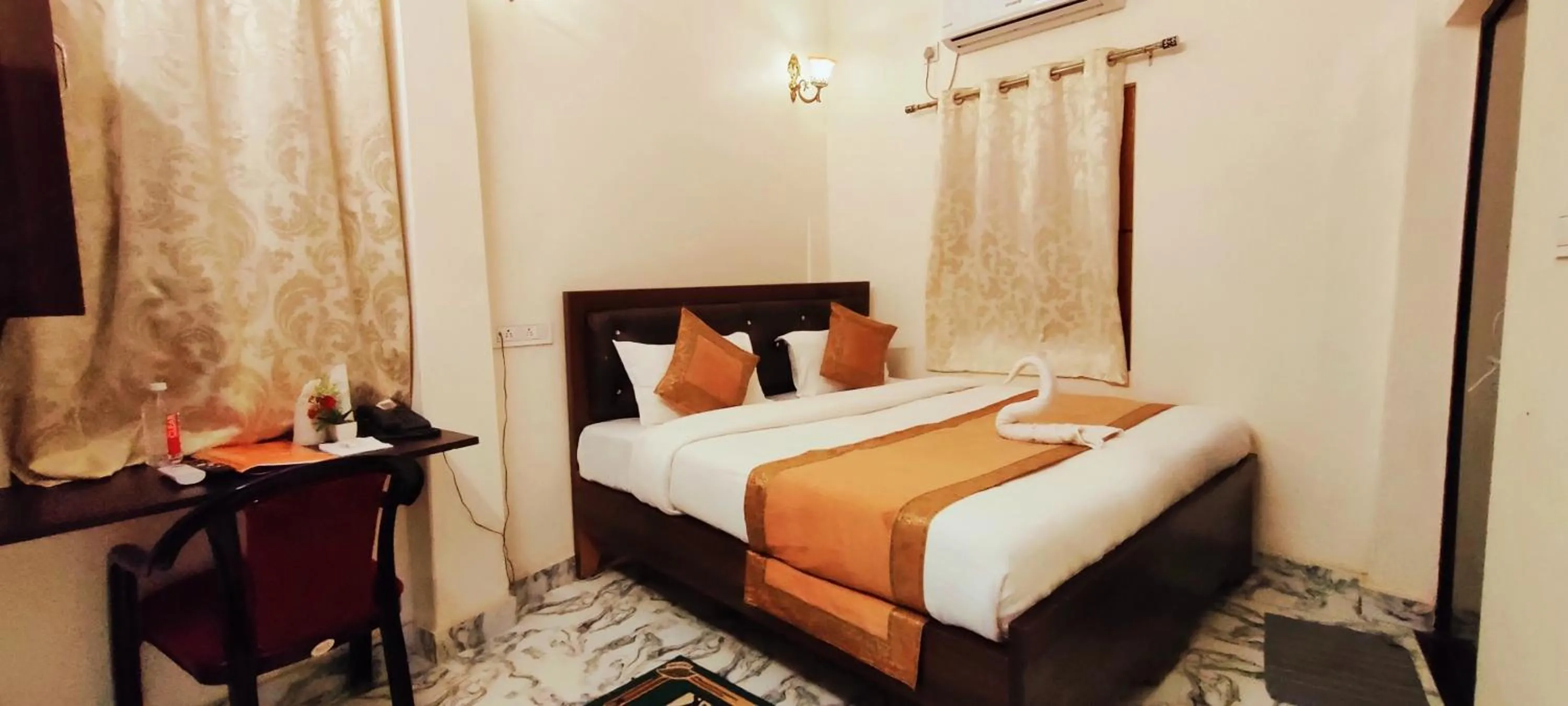 Photo of the whole room, Bed in Hotel Shannti Inn