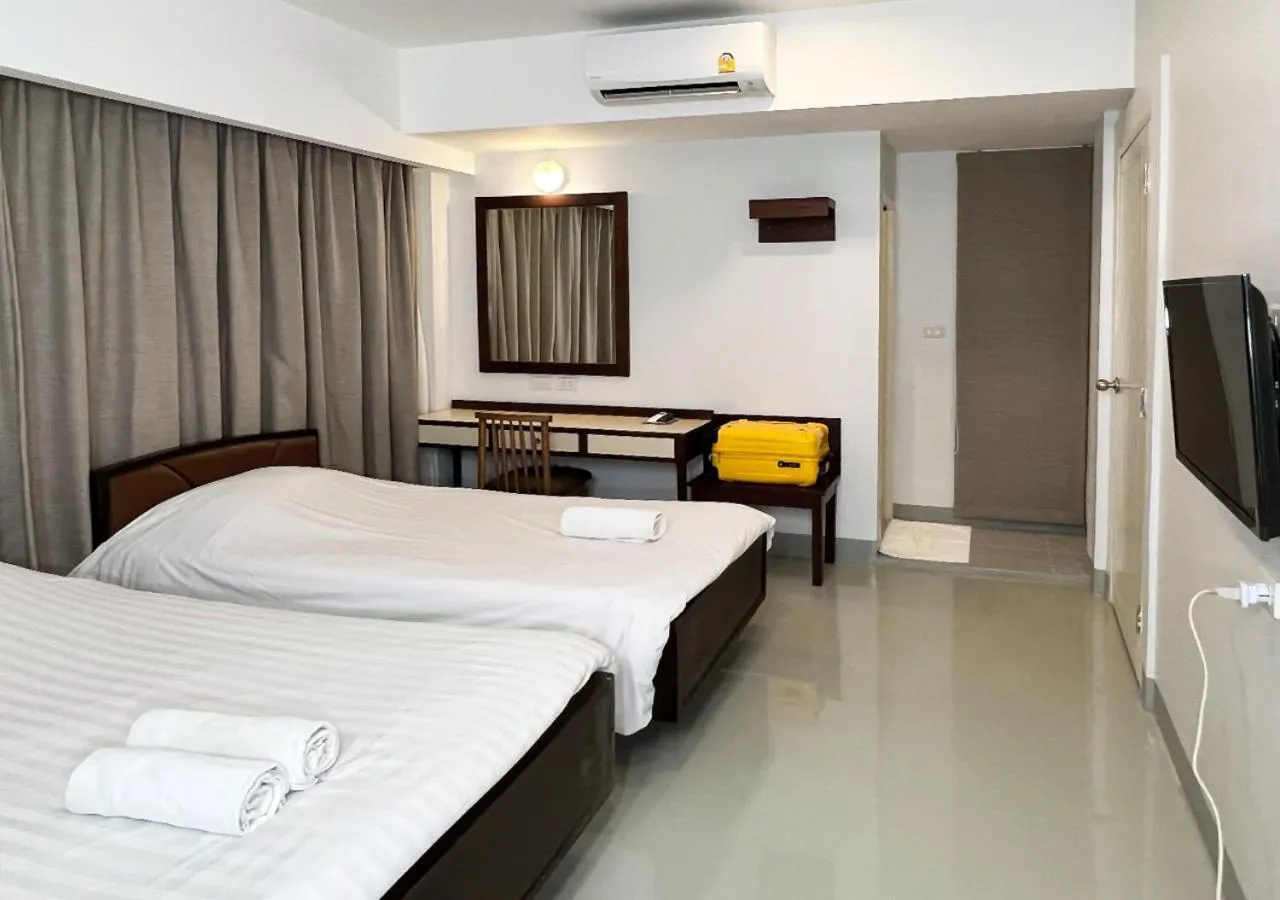 Bedroom, Bed in Niagara Hotel