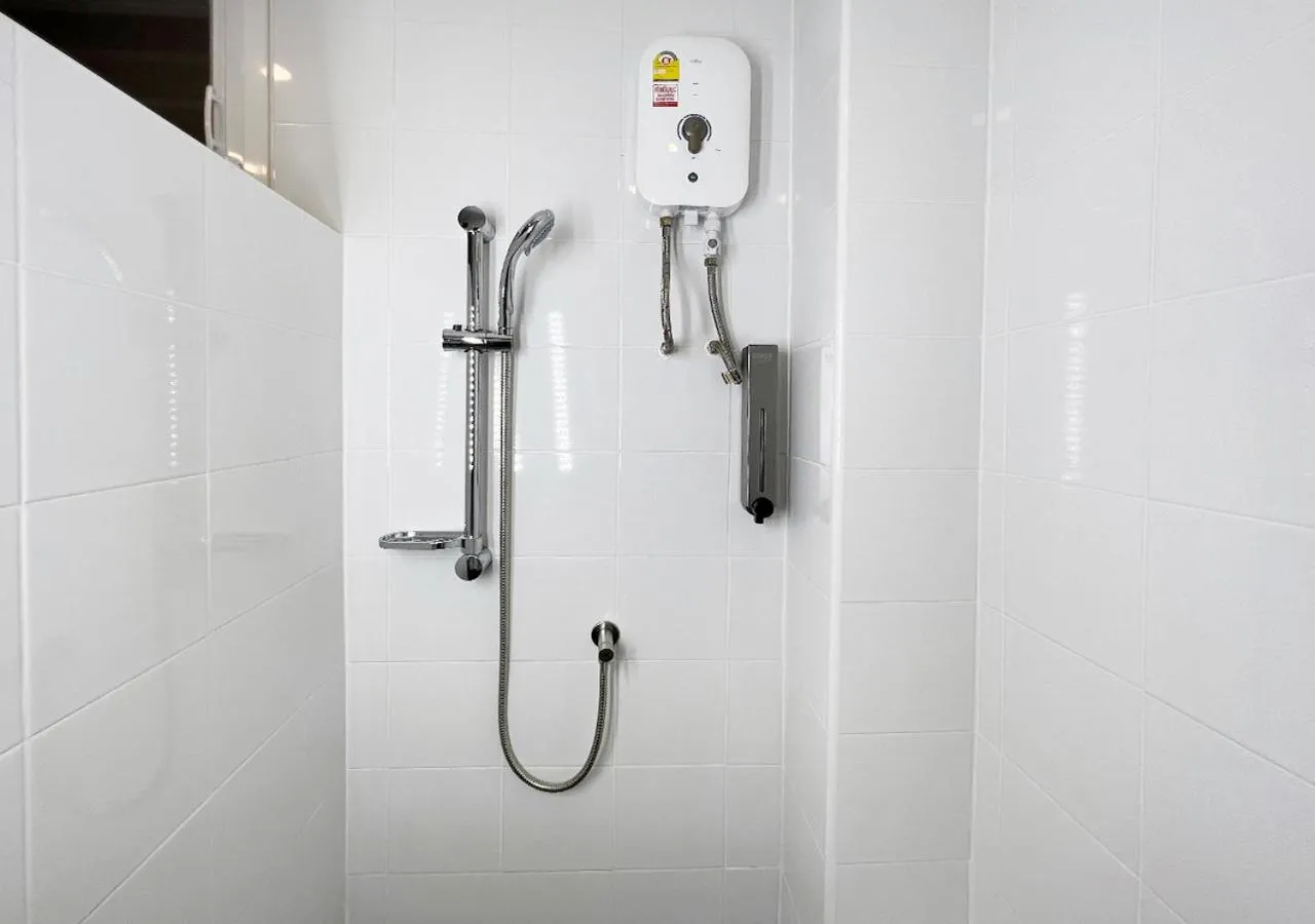 Shower in Niagara Hotel