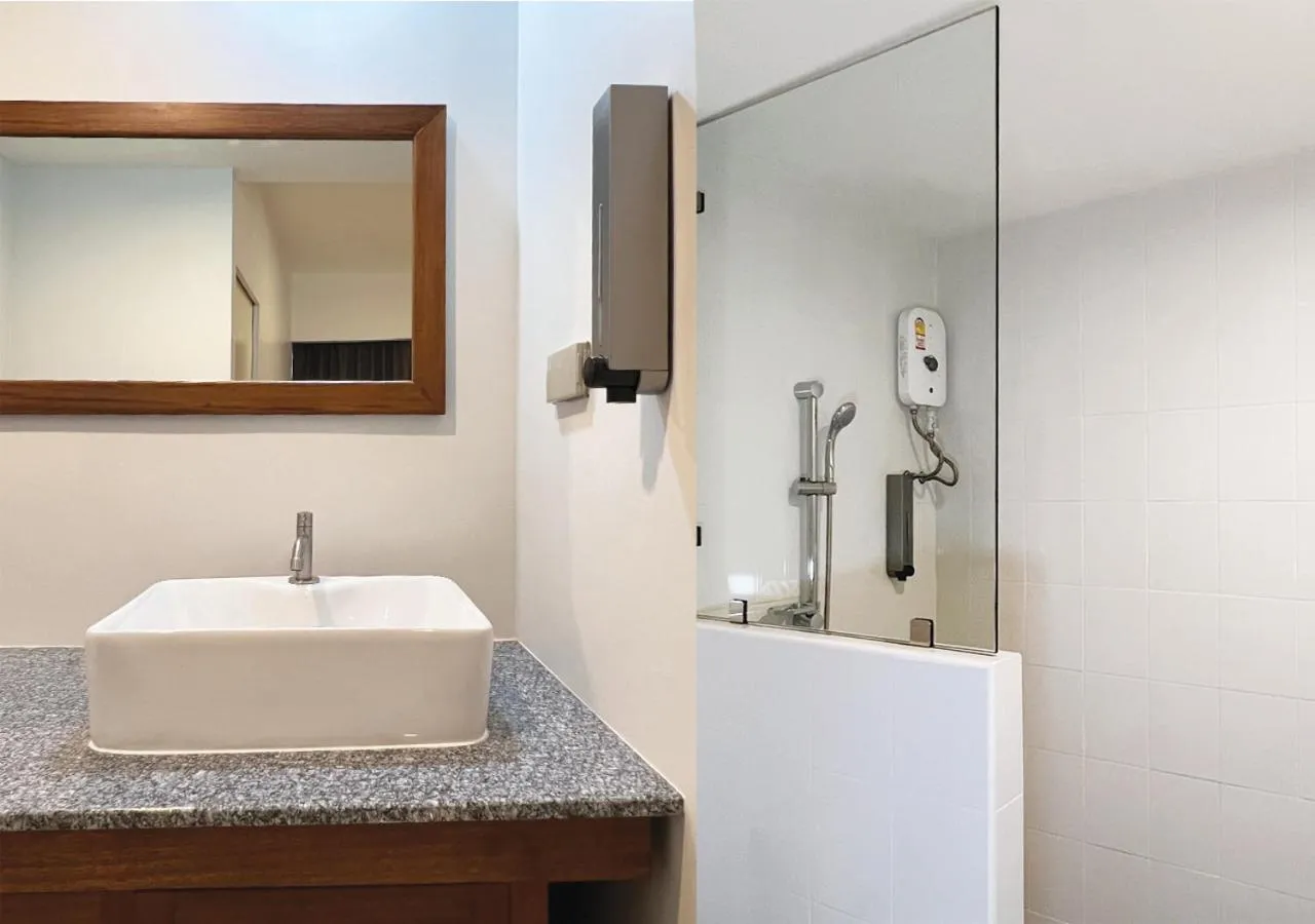 Shower in Niagara Hotel