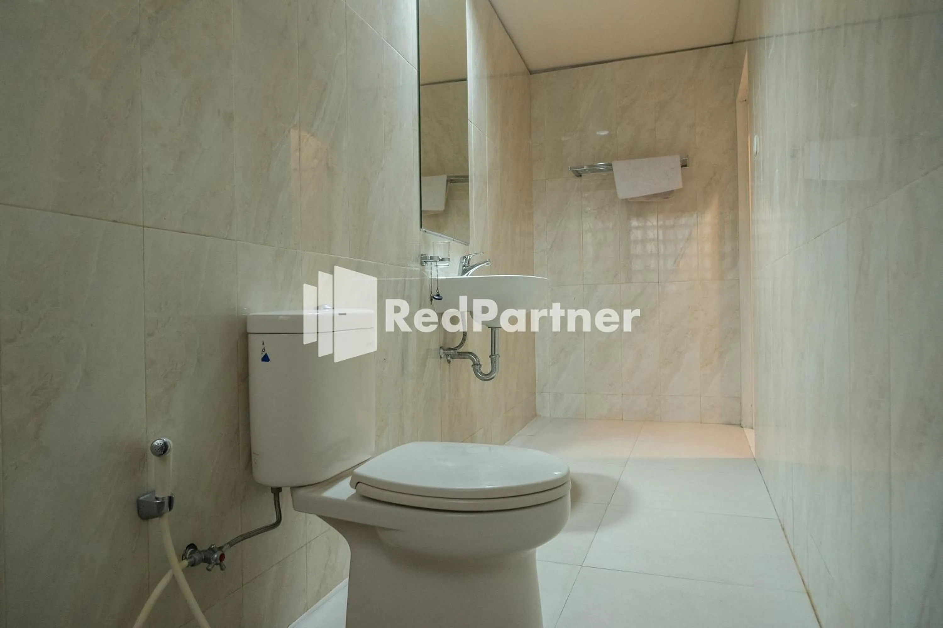 Bathroom in Villa Dora Jogja near Malioboro Area Mitra RedDoorz