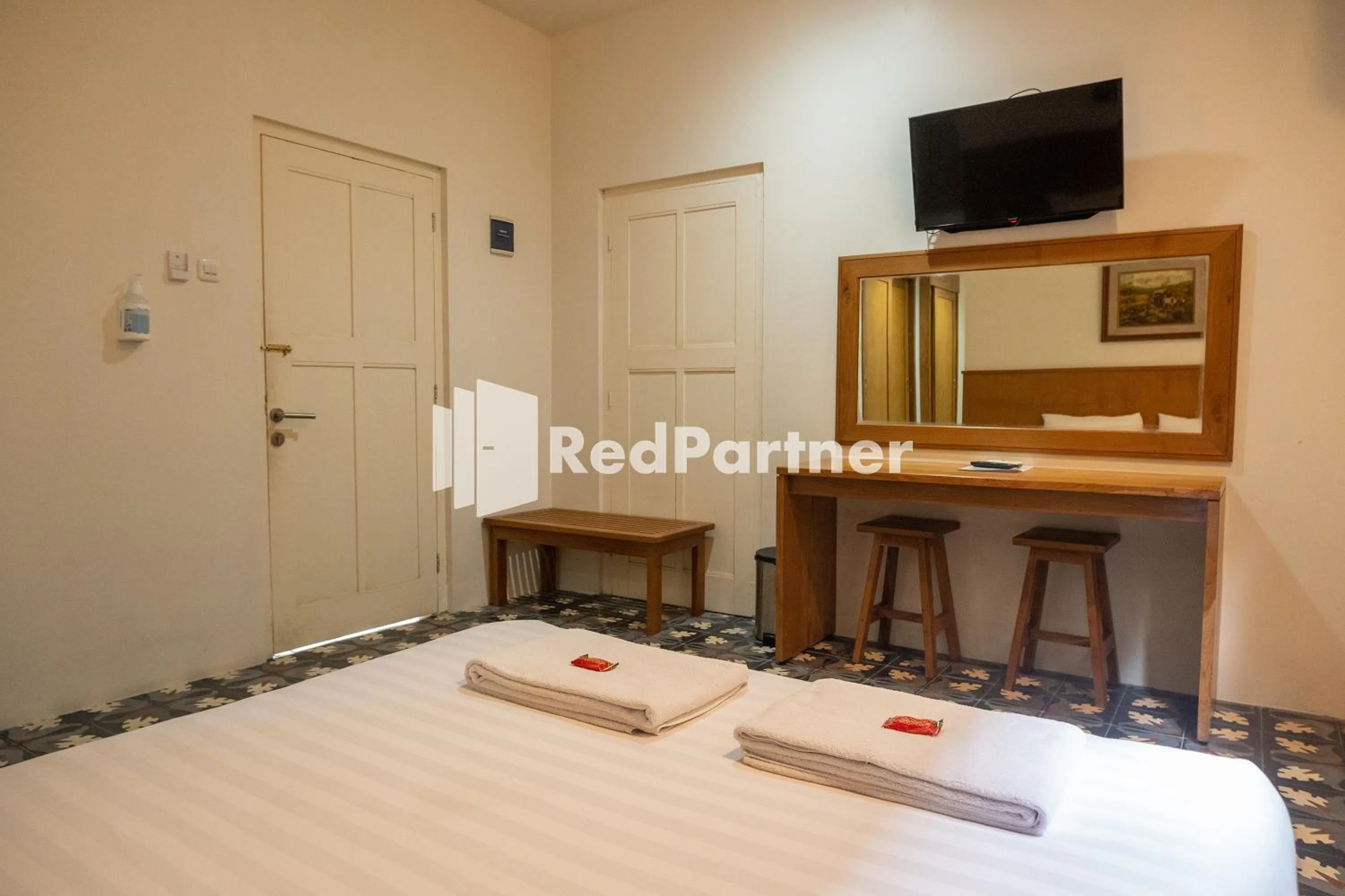 Bedroom, Bed in Villa Dora Jogja near Malioboro Area Mitra RedDoorz