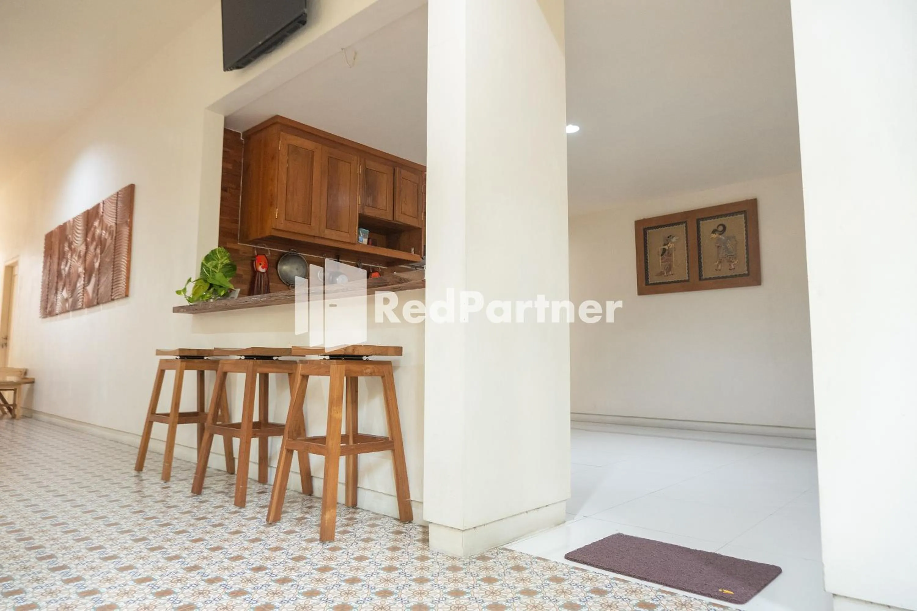 Kitchen or kitchenette in Villa Dora Jogja near Malioboro Area Mitra RedDoorz