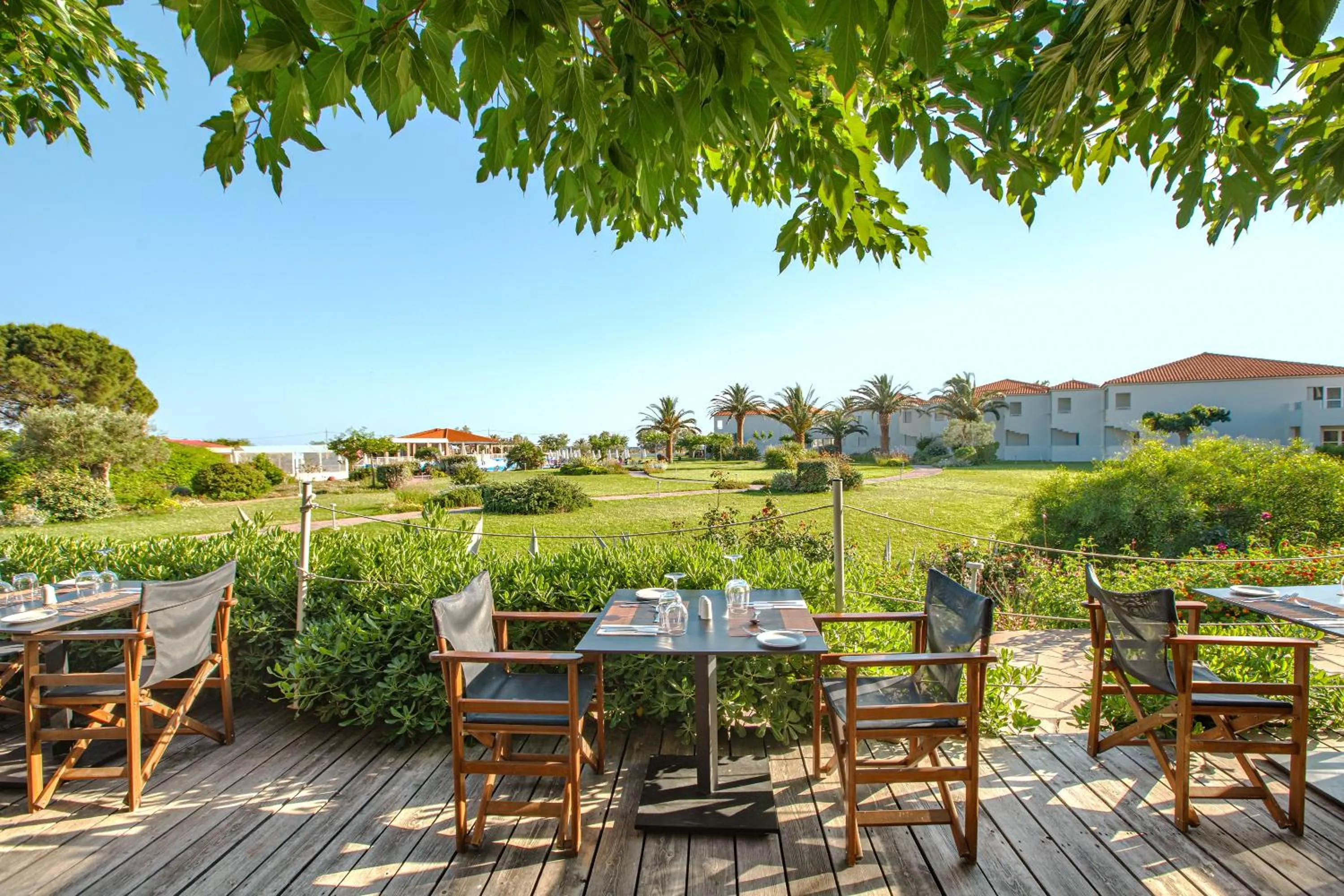 Restaurant/places to eat in Aeolian Village Beach Resort