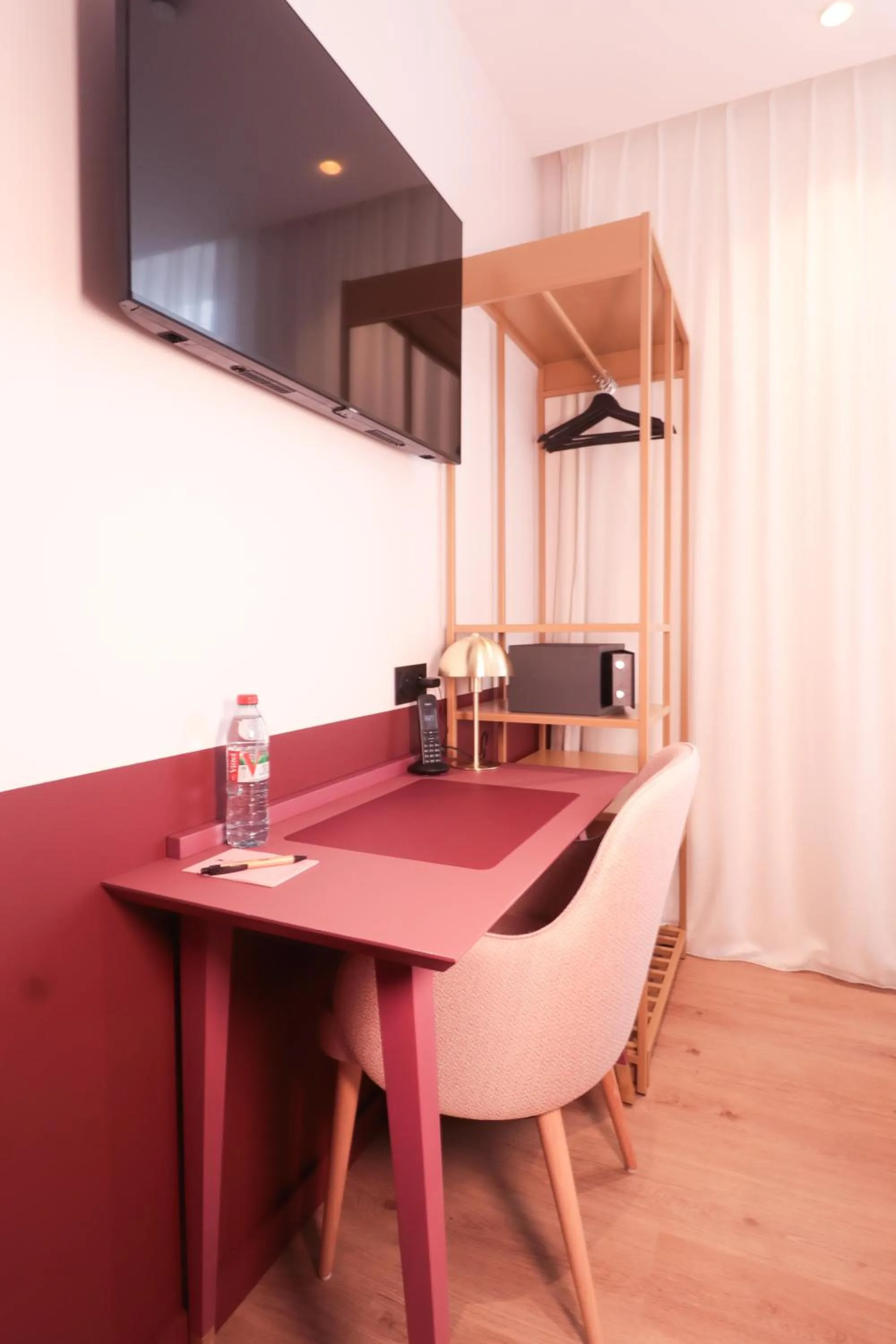 Bedroom, TV/Entertainment Center in Hotel Continental