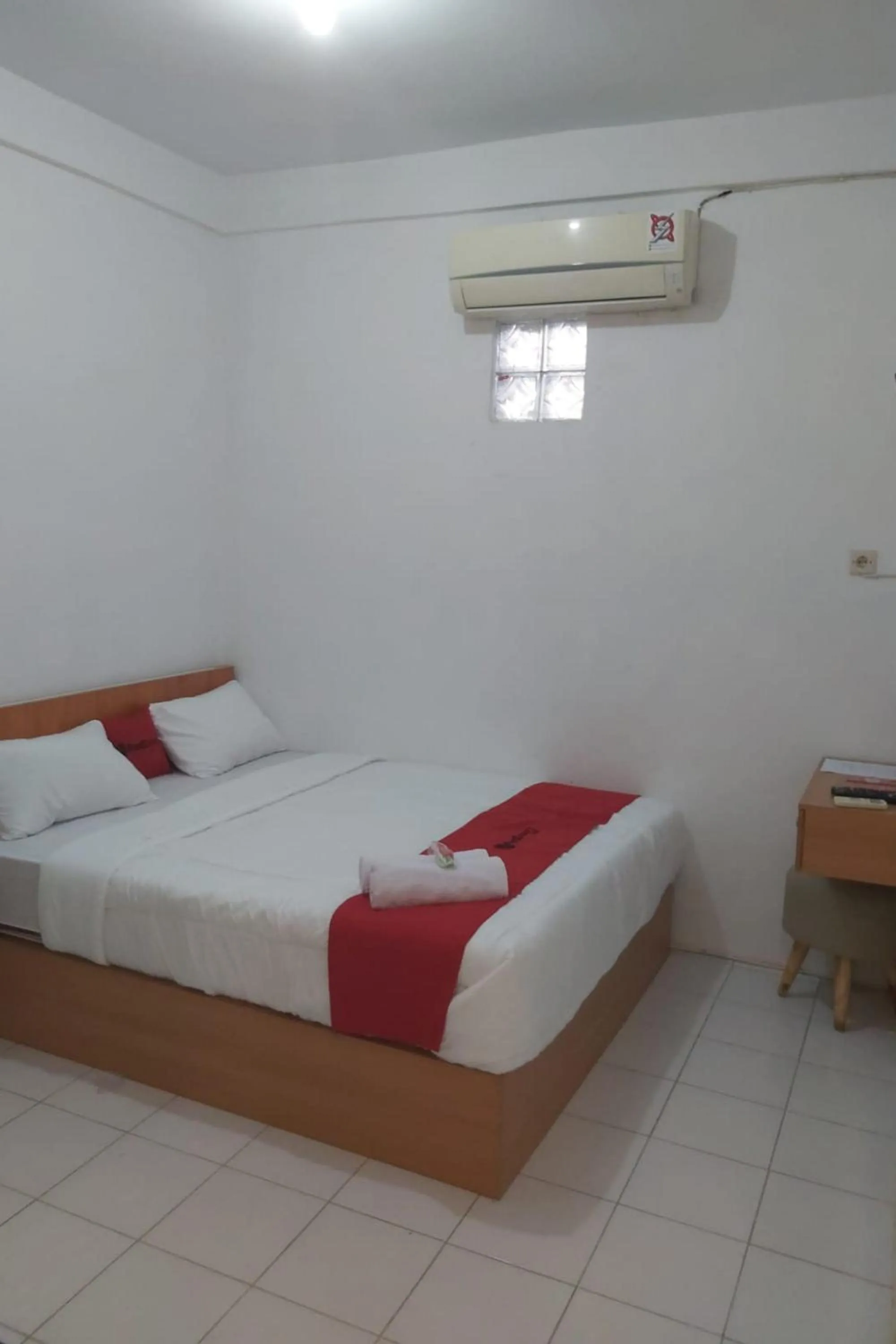 Bed in RedDoorz near GOR UNY