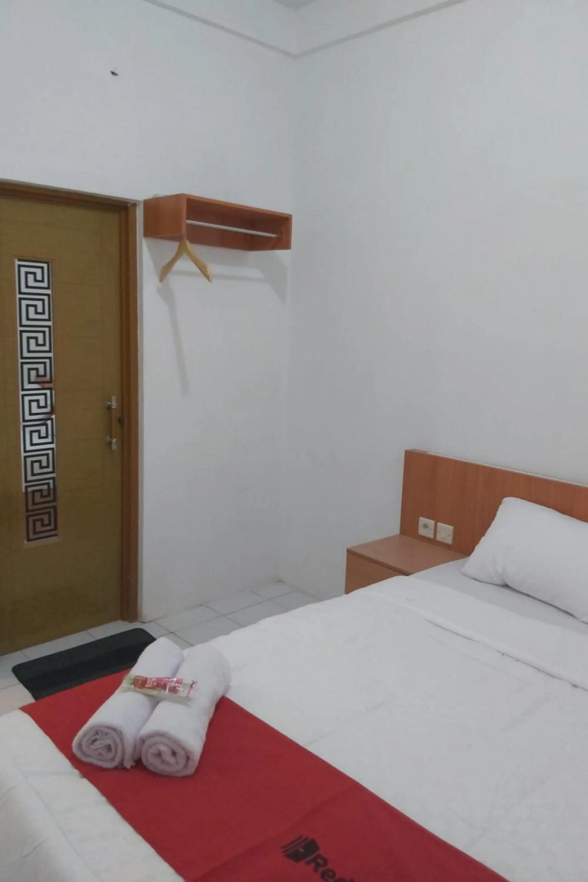 Bed in RedDoorz near GOR UNY