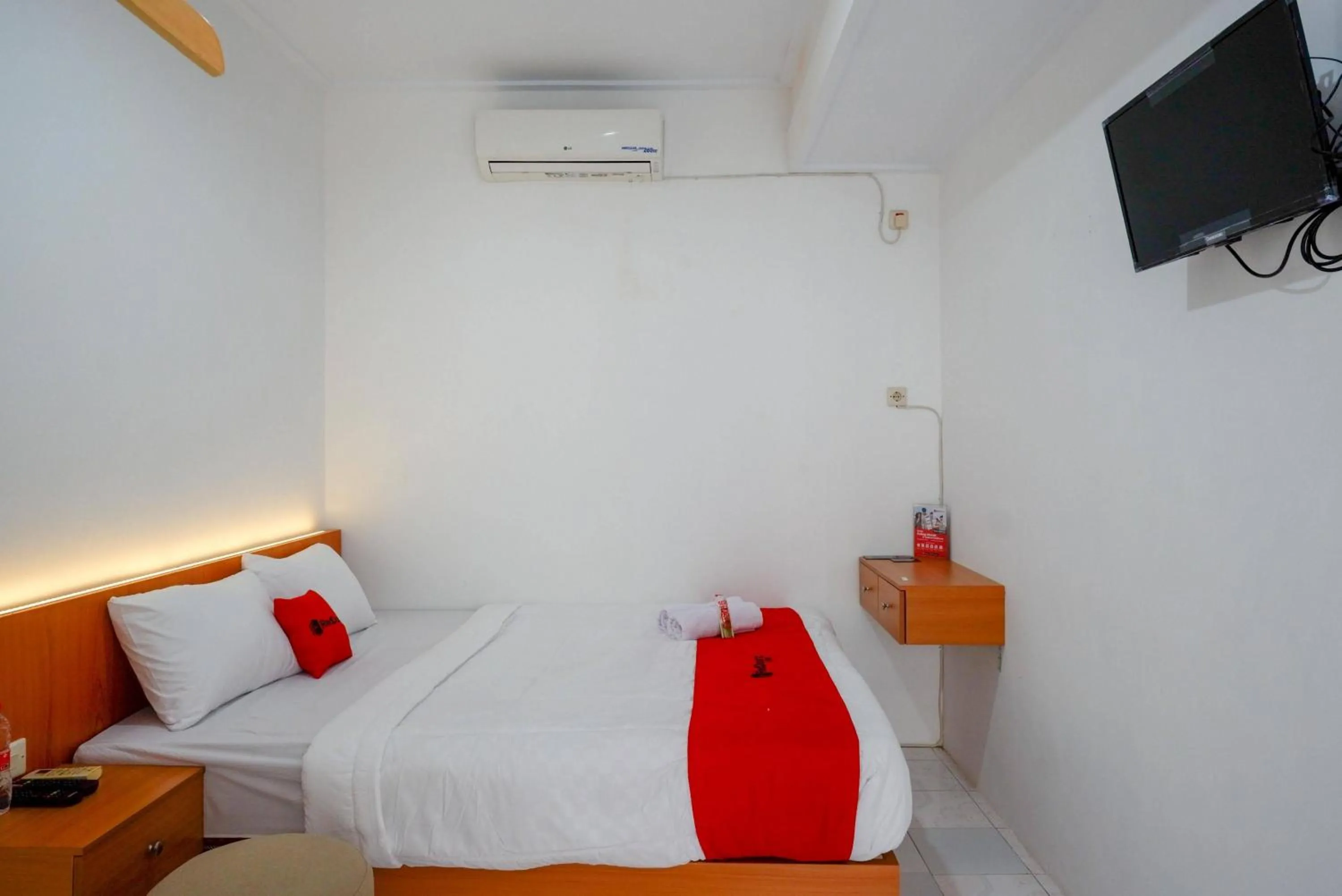 Bedroom, Bed in RedDoorz near GOR UNY