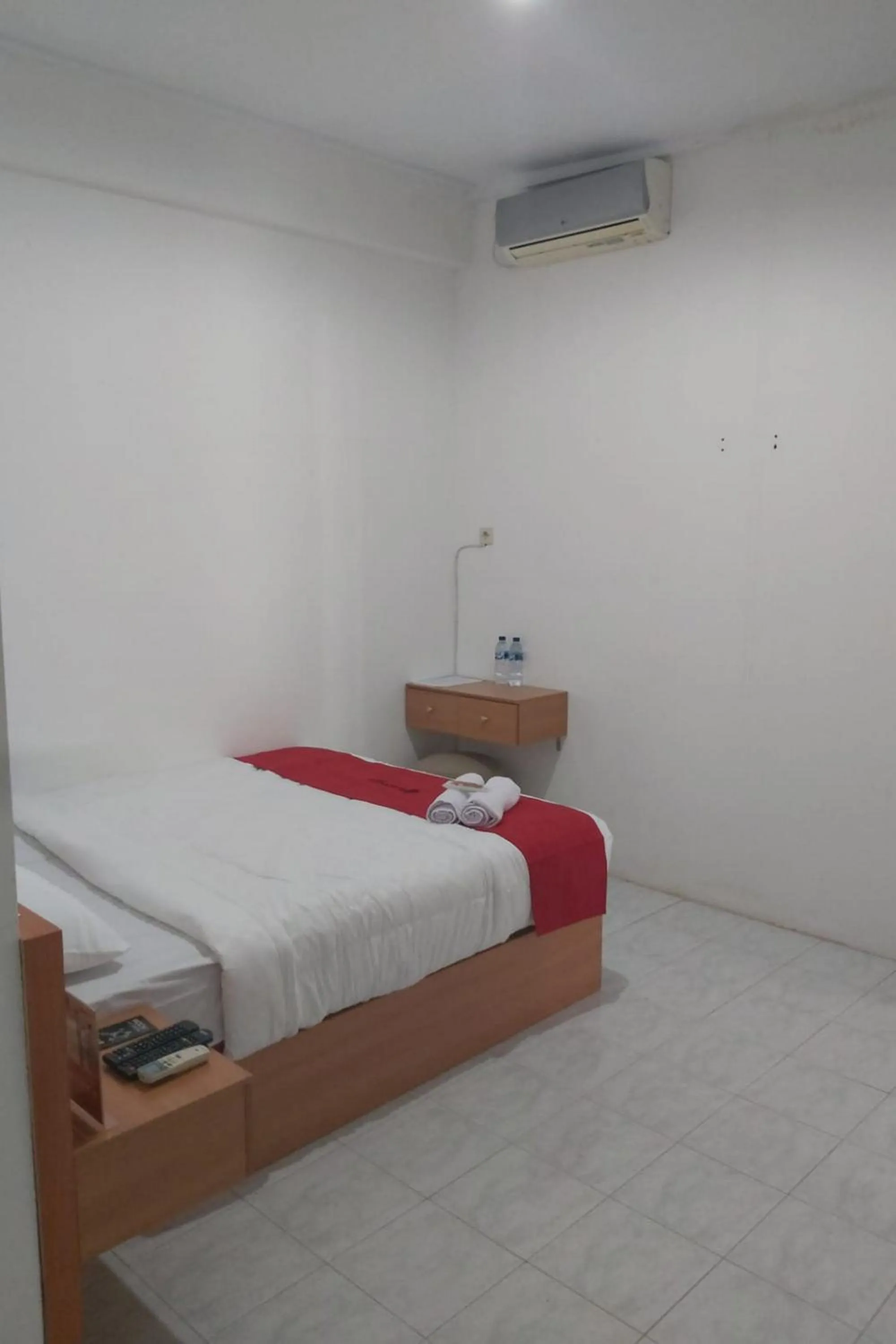 Bed in RedDoorz near GOR UNY