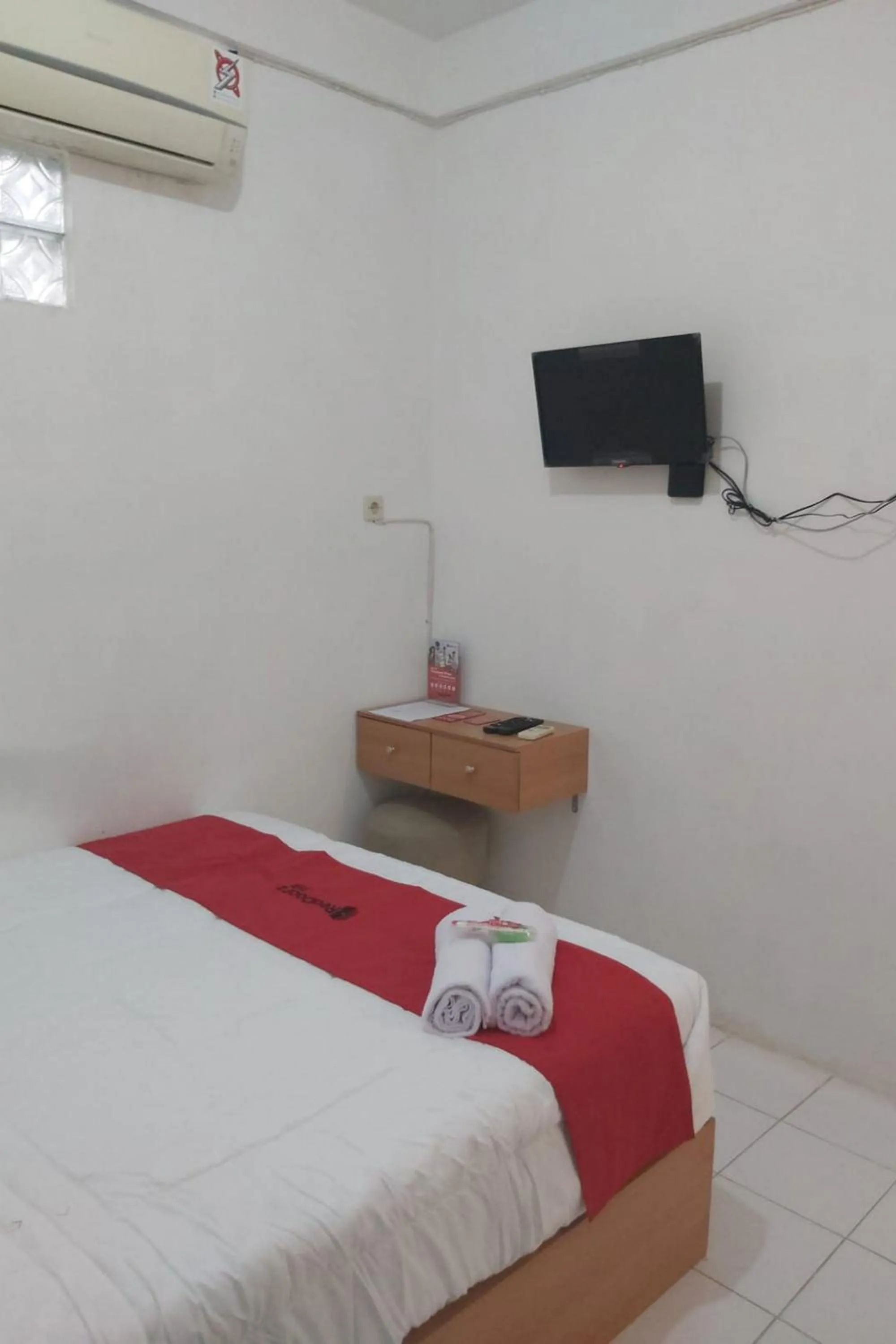 Bed in RedDoorz near GOR UNY