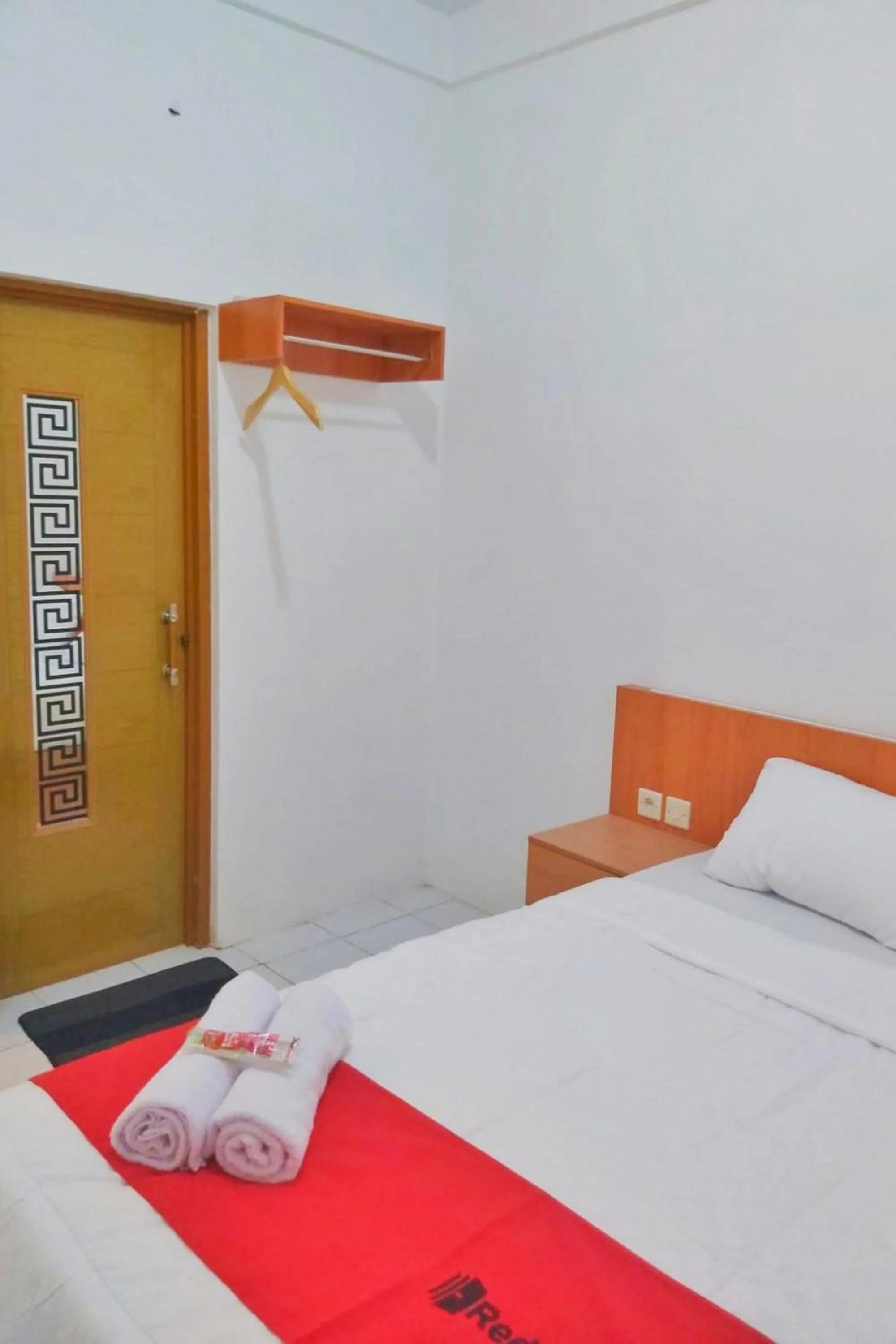 Bed in RedDoorz near GOR UNY