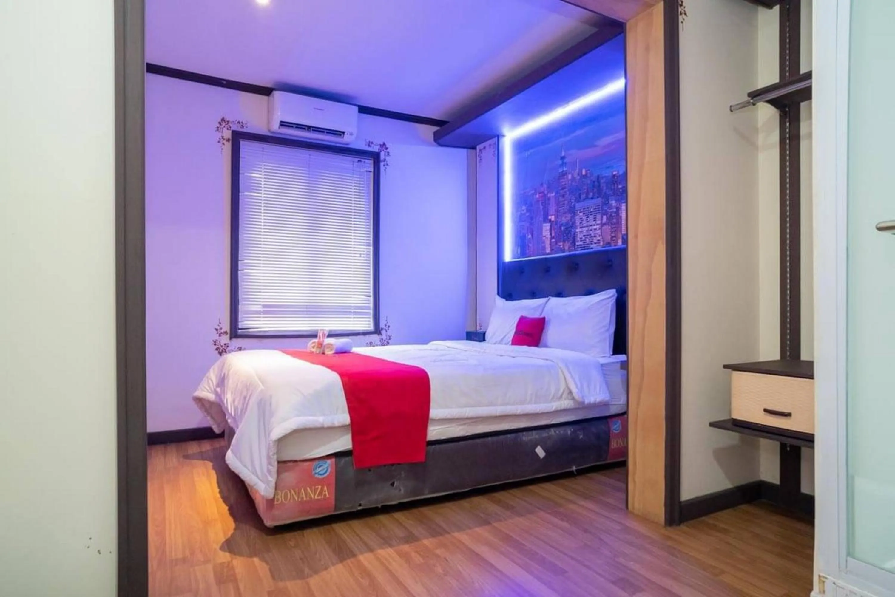 Bedroom, Bed in RedDoorz Plus @ Pondok Labu