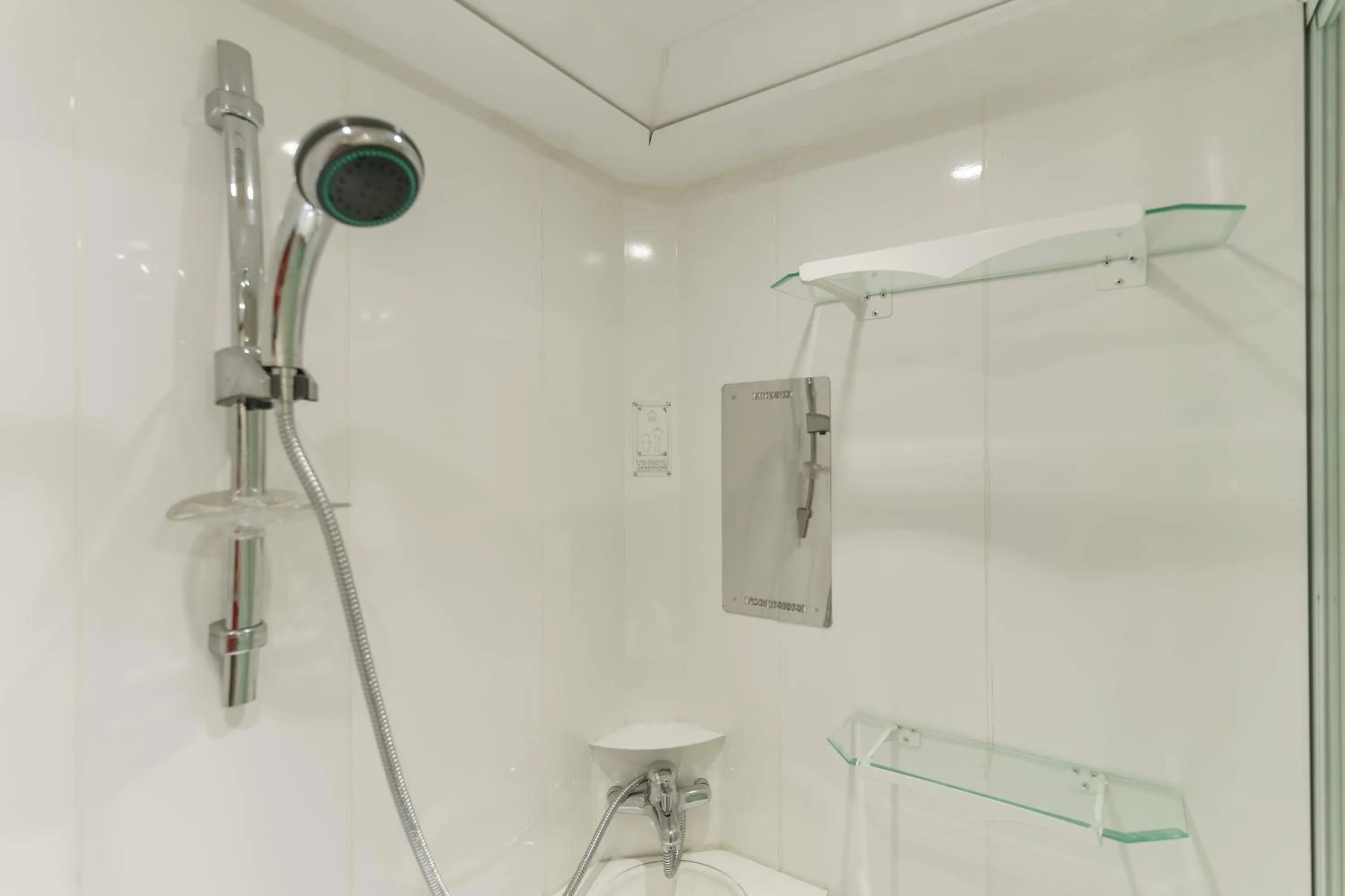 RedDoorz Plus @ Pondok Labu