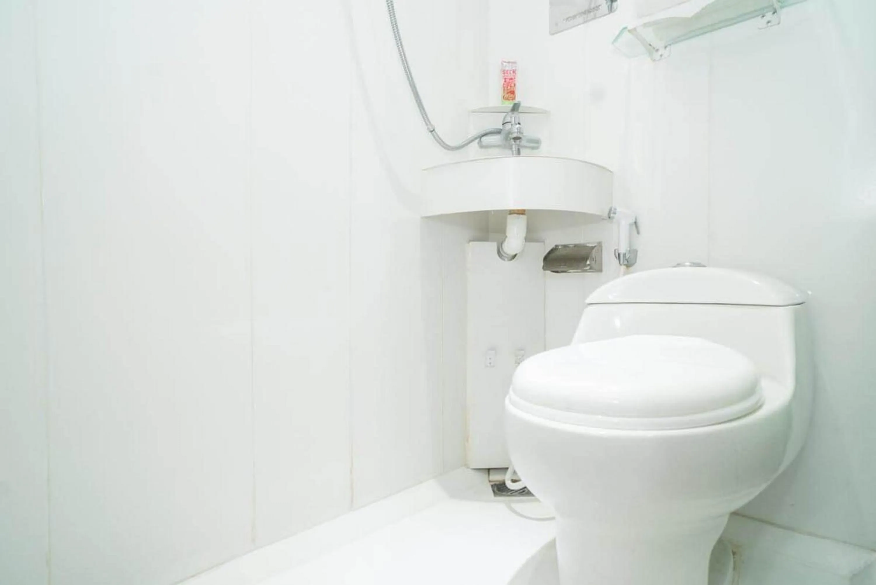 Bathroom in RedDoorz Plus @ Pondok Labu