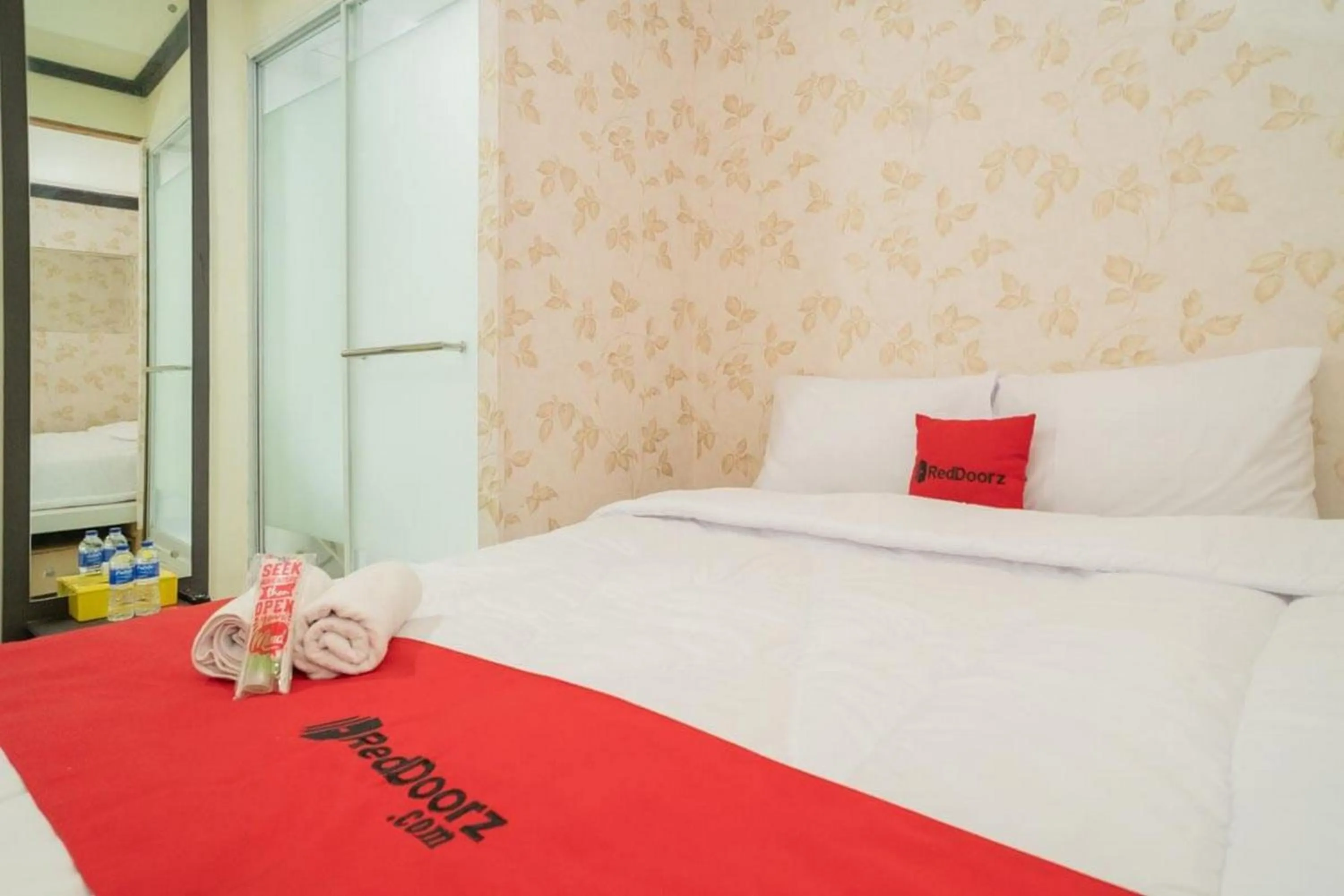 Bedroom, Bed in RedDoorz Plus @ Pondok Labu