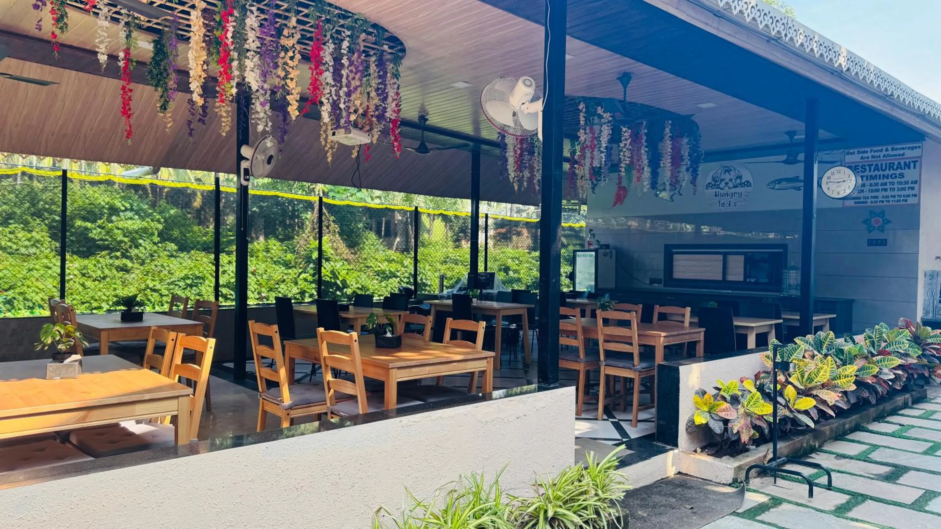 Restaurant/places to eat in Coastal Bay Inn by Green Apple Stays