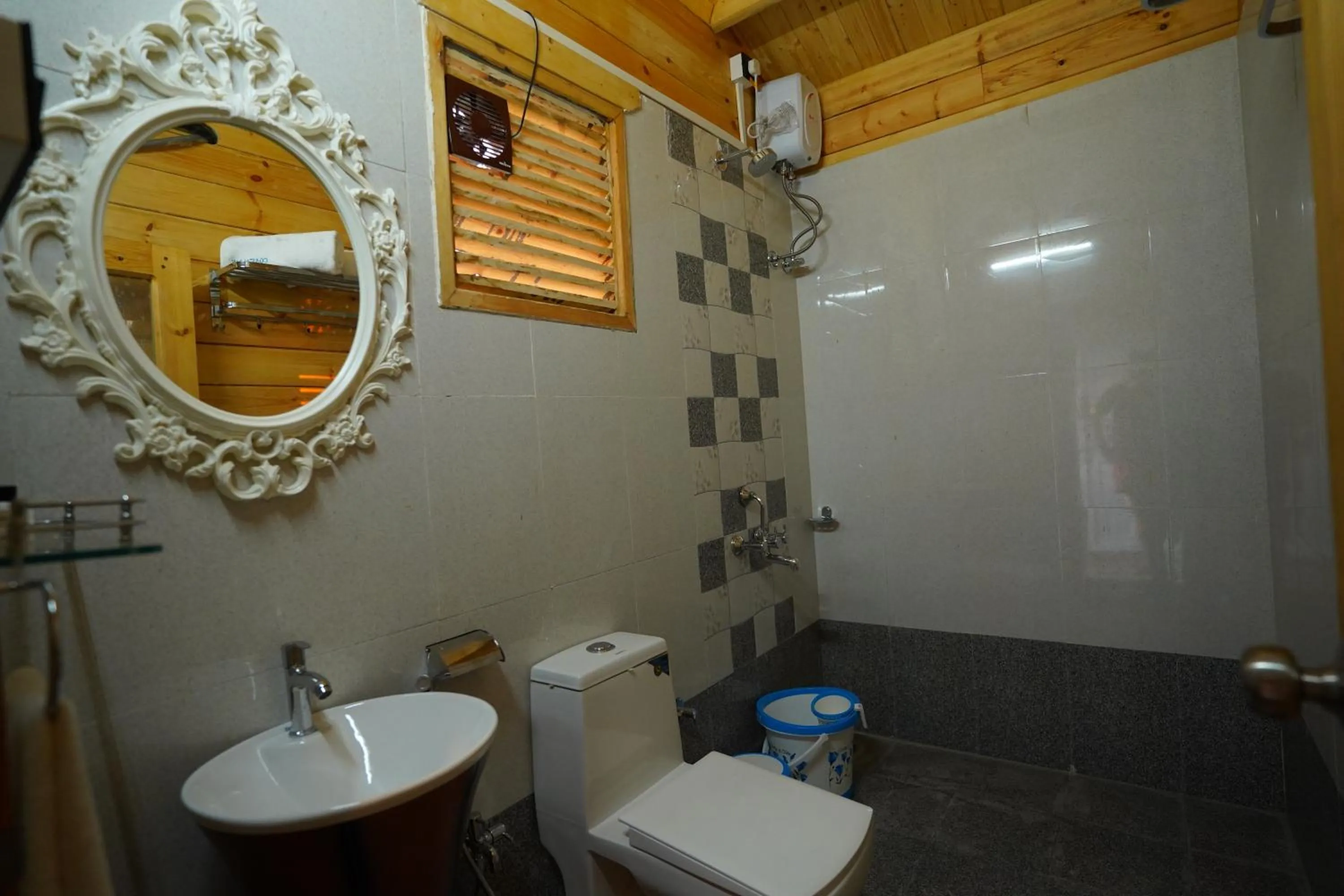 Coastal Bay Inn by Green Apple Stays