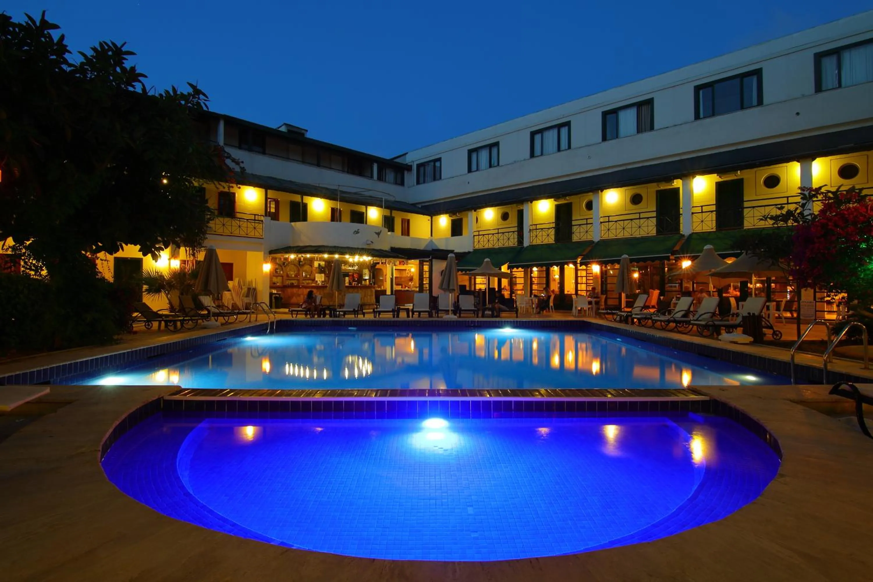 Swimming pool, Property Building in Hotel Bleu Nuit