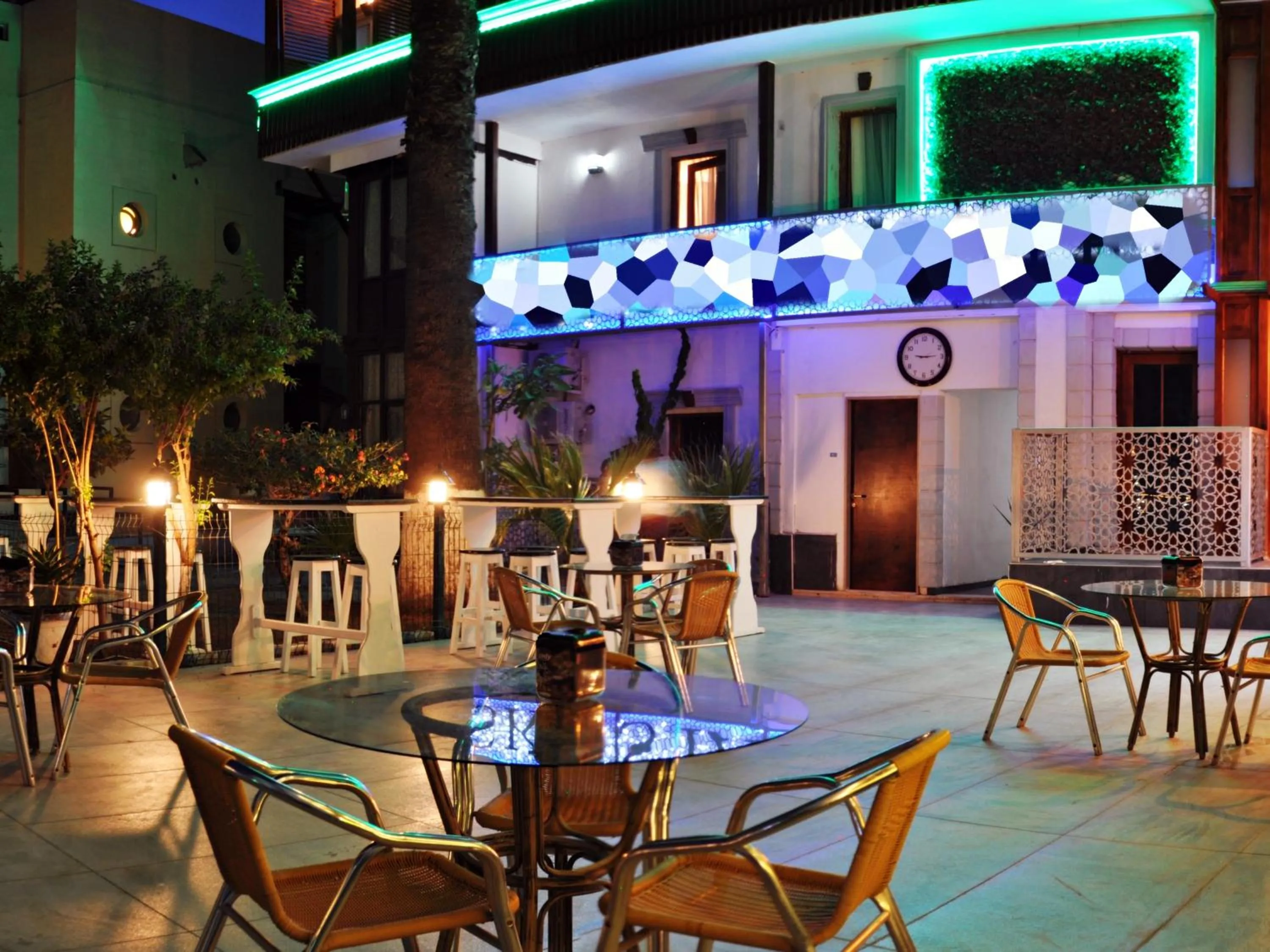 Restaurant/Places to Eat in Hotel Bleu Nuit