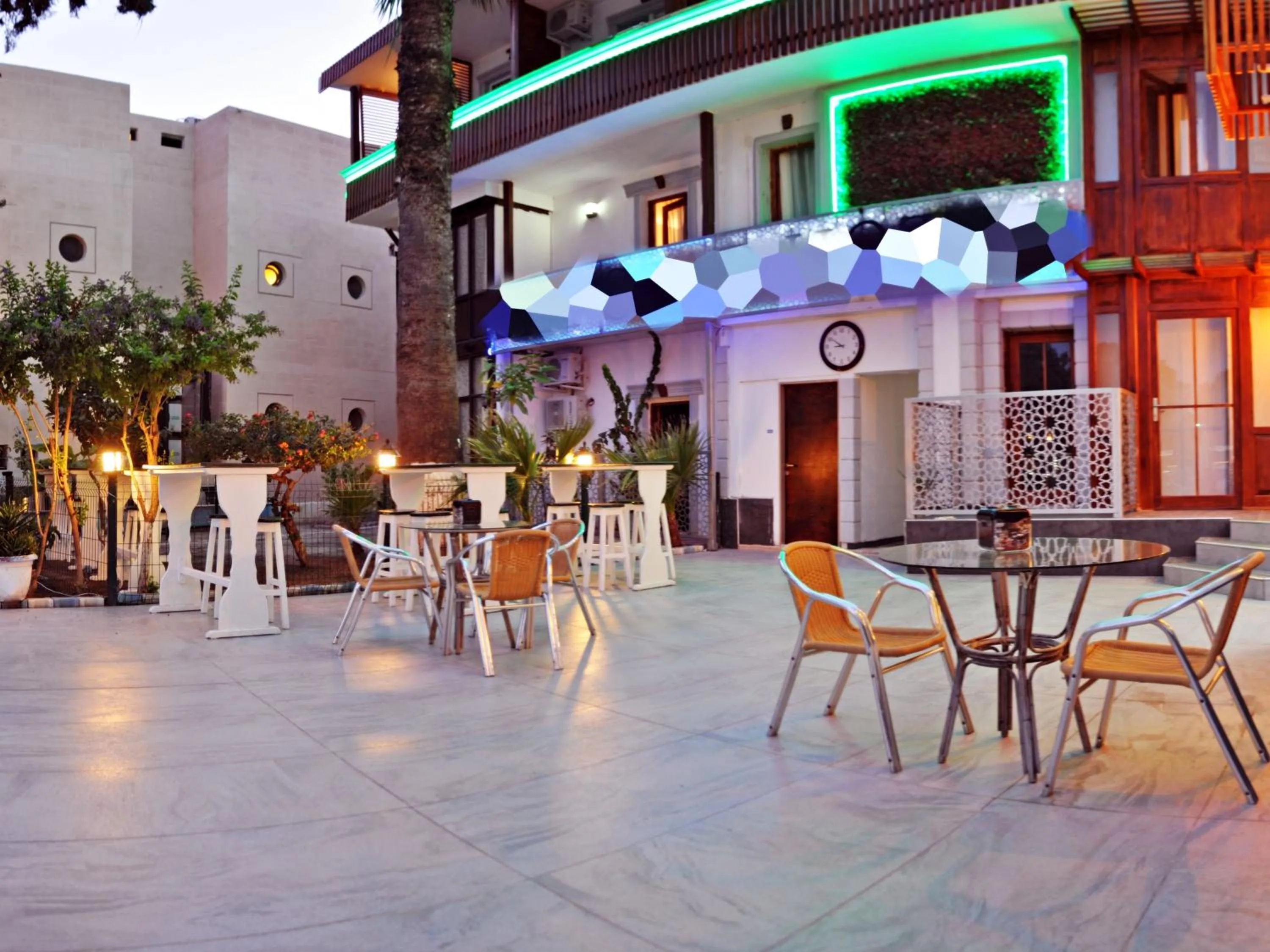 Restaurant/Places to Eat in Hotel Bleu Nuit