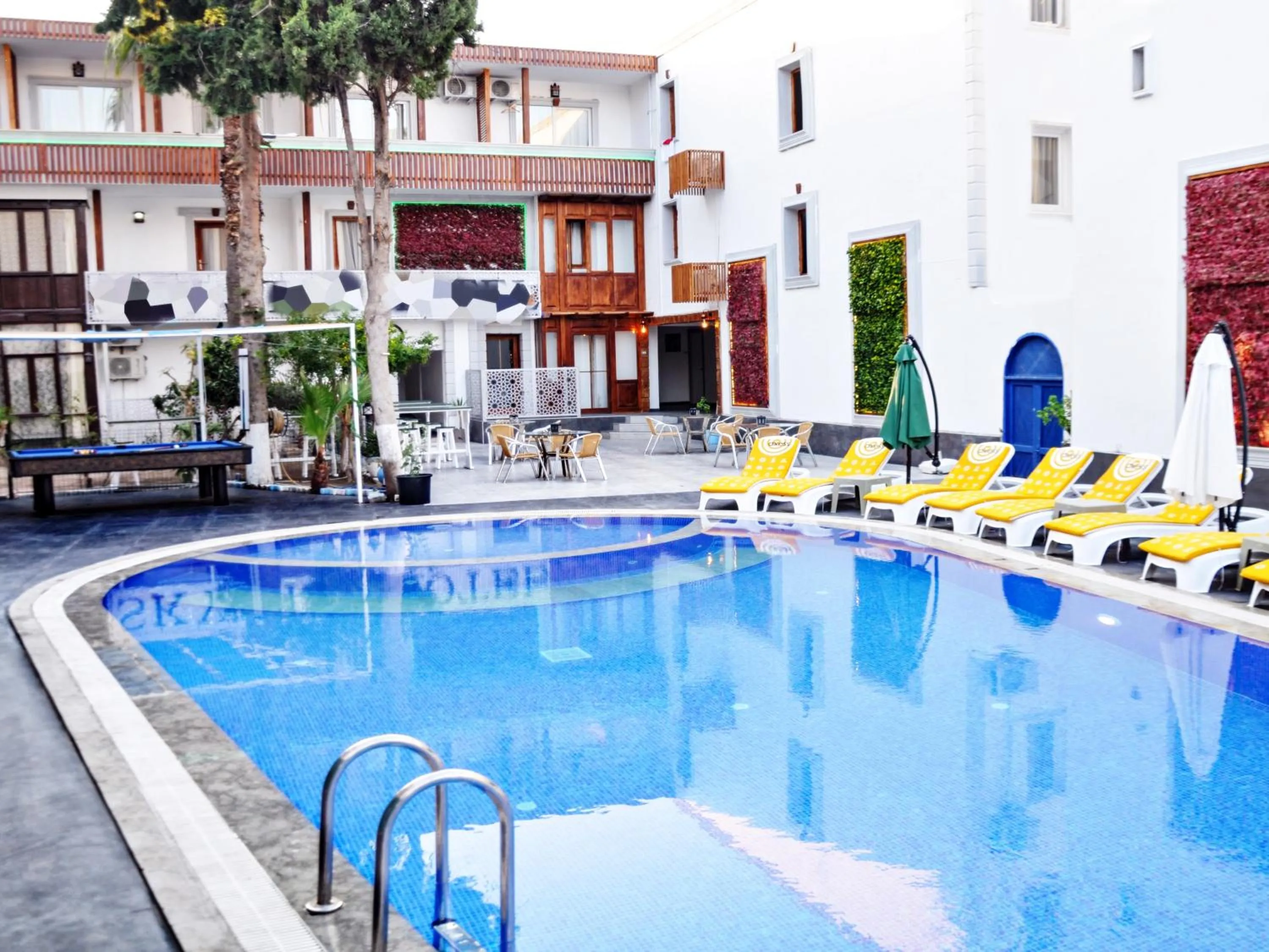 Swimming Pool in Hotel Bleu Nuit