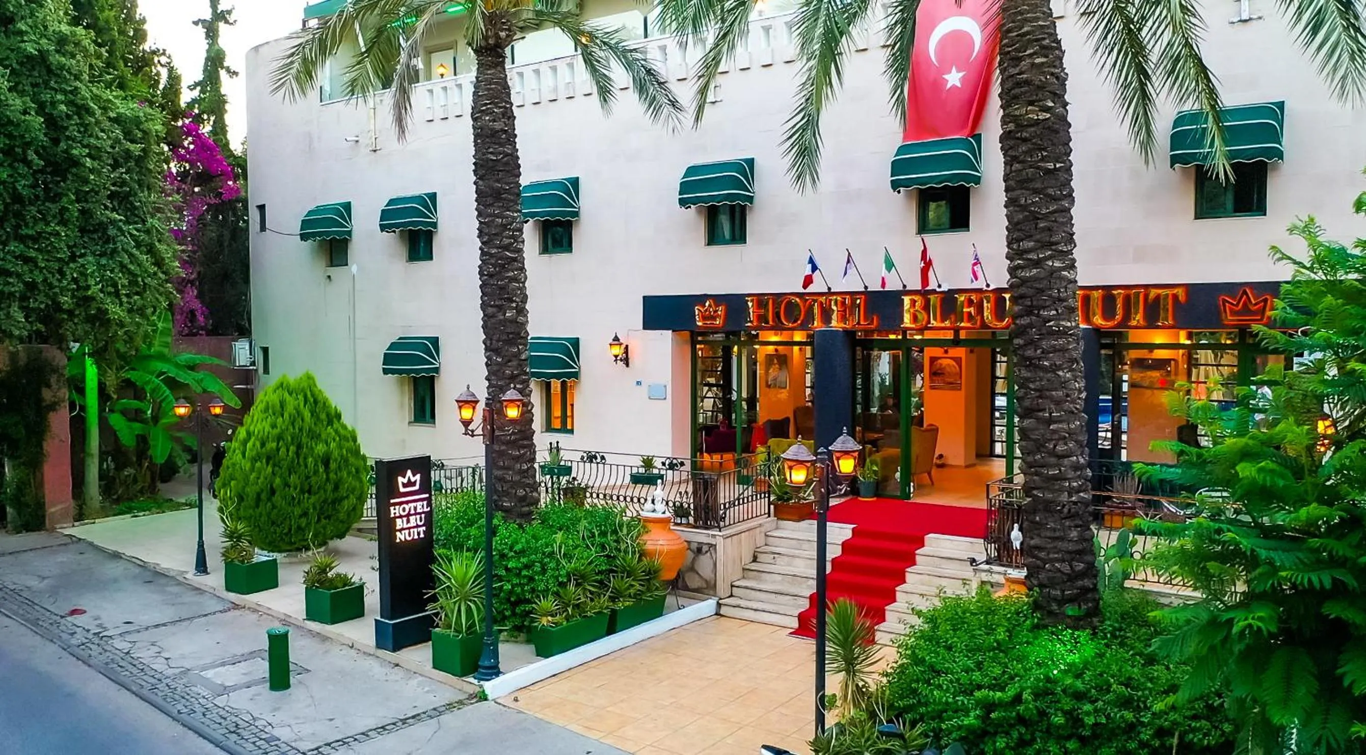 Swimming pool in Hotel Bleu Nuit