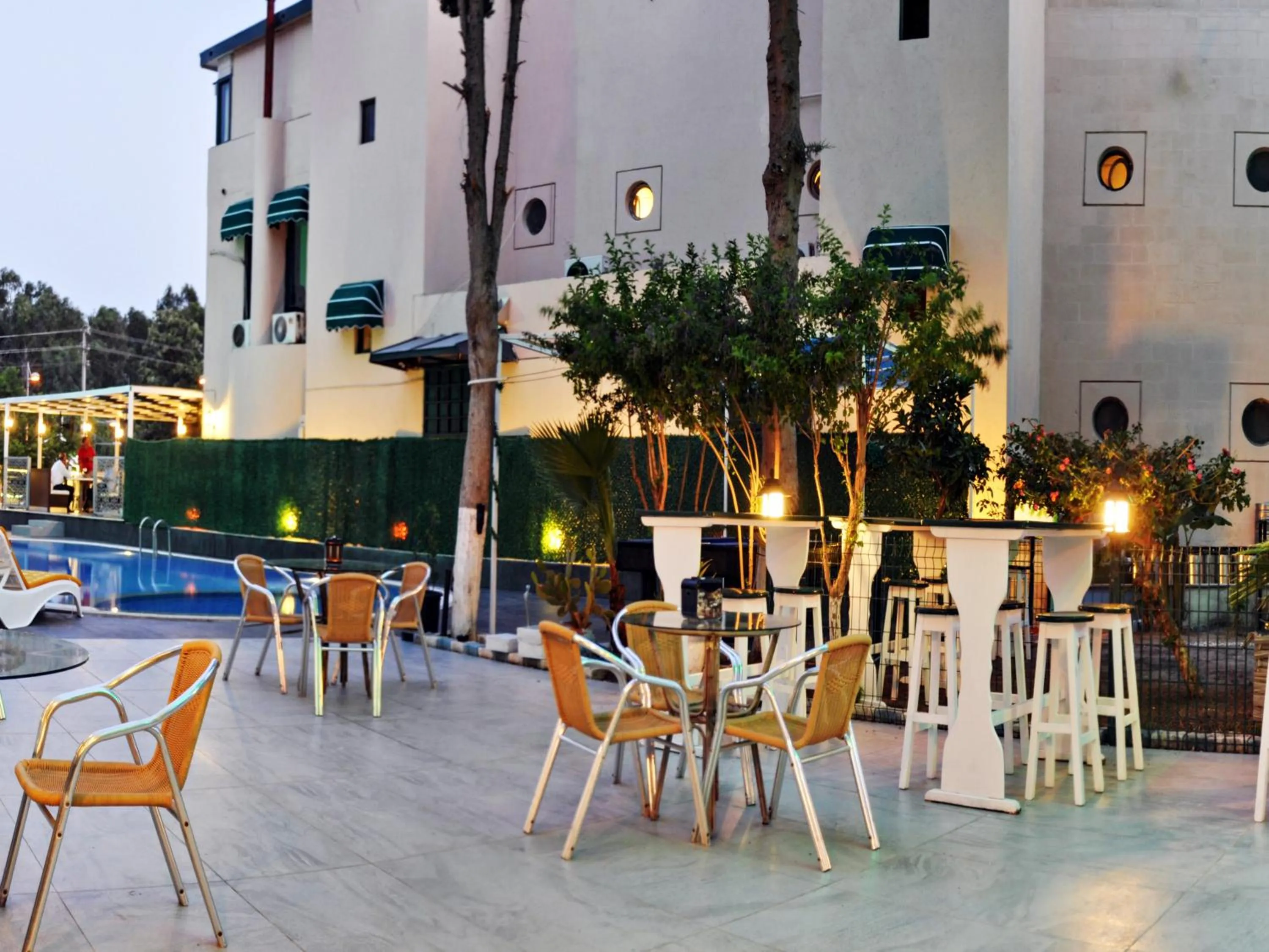 Restaurant/places to eat, Swimming Pool in Hotel Bleu Nuit