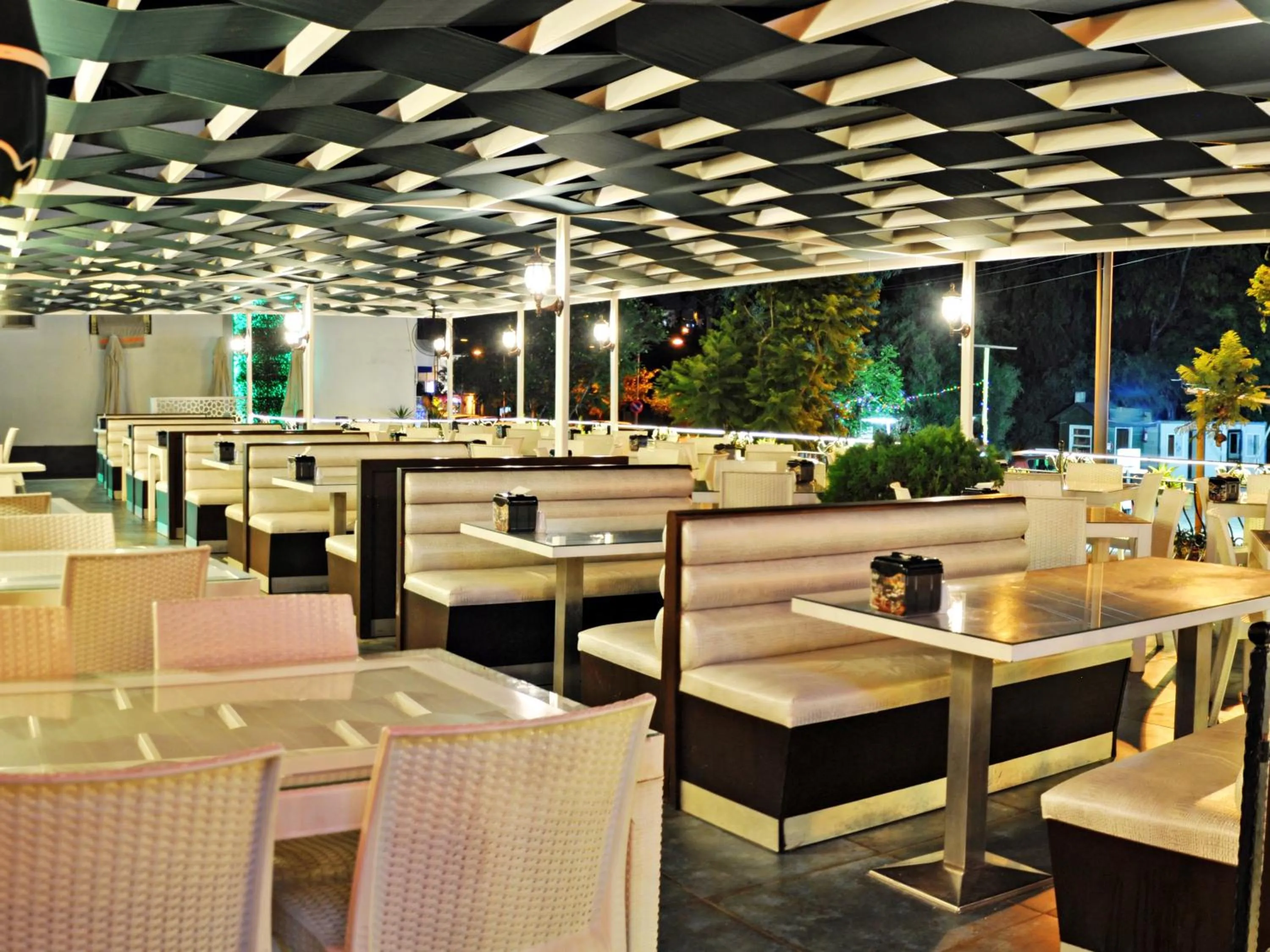 Restaurant/Places to Eat in Hotel Bleu Nuit