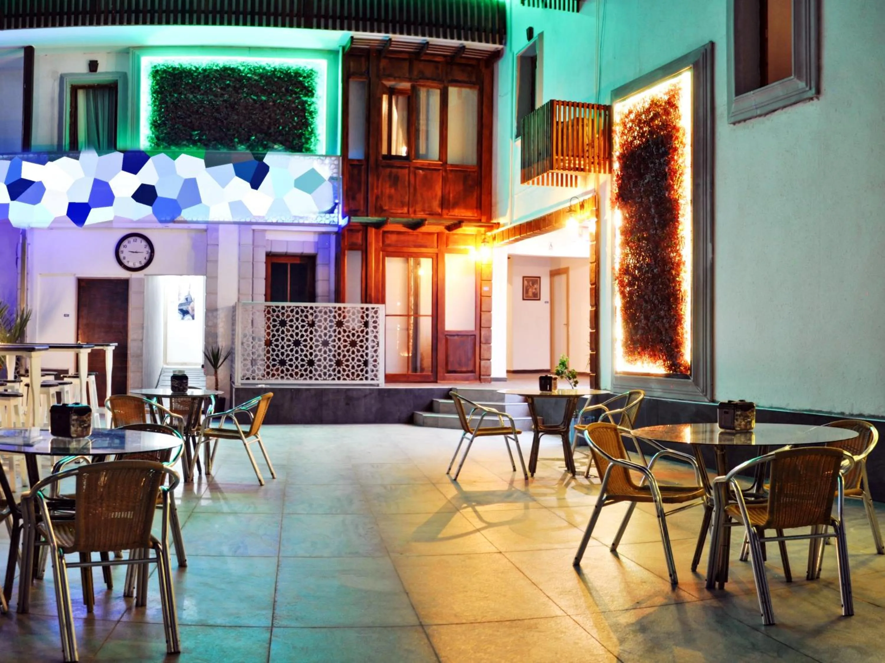 Restaurant/Places to Eat in Hotel Bleu Nuit