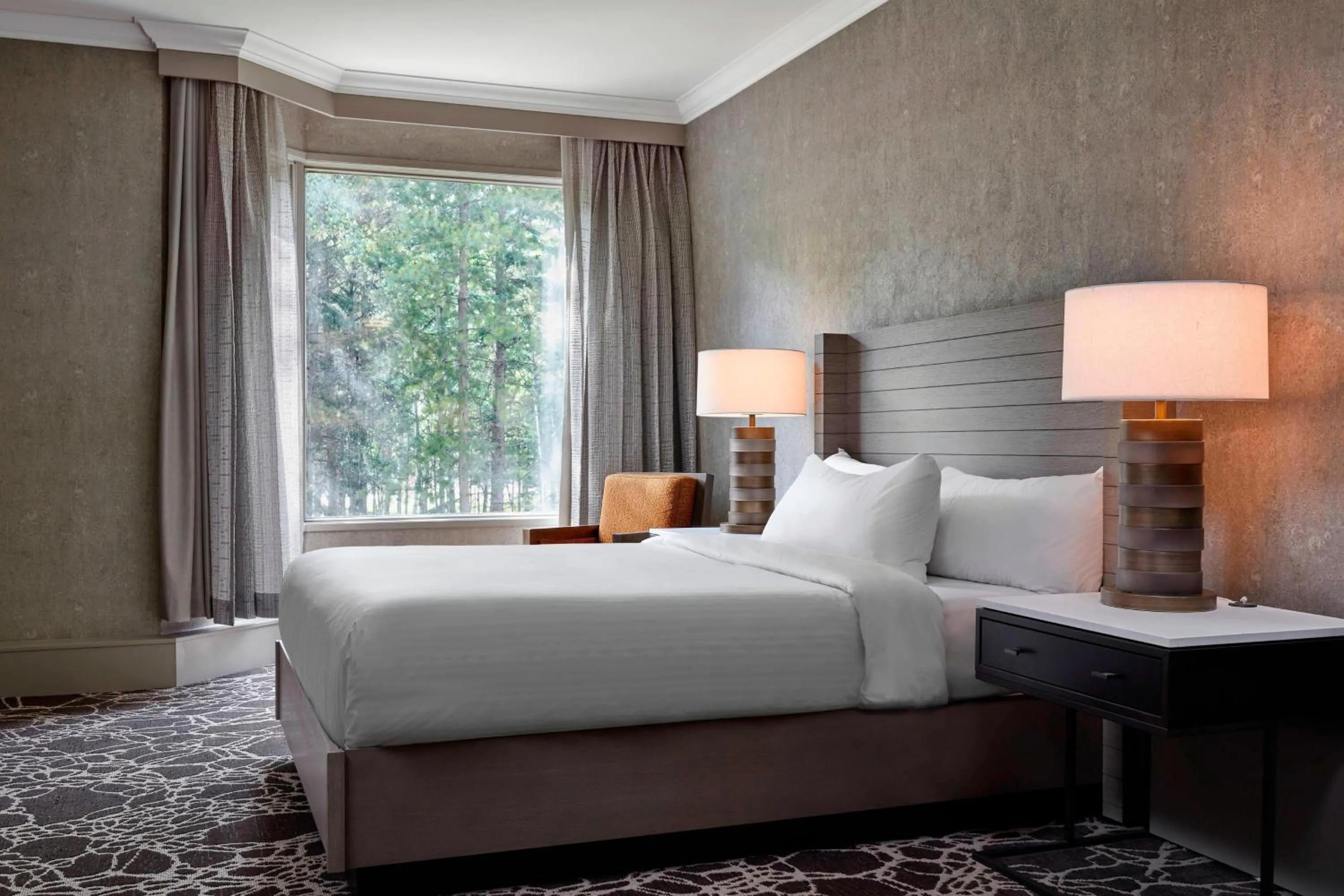 Photo of the whole room, Bed in Kananaskis Mountain Lodge, Autograph Collection