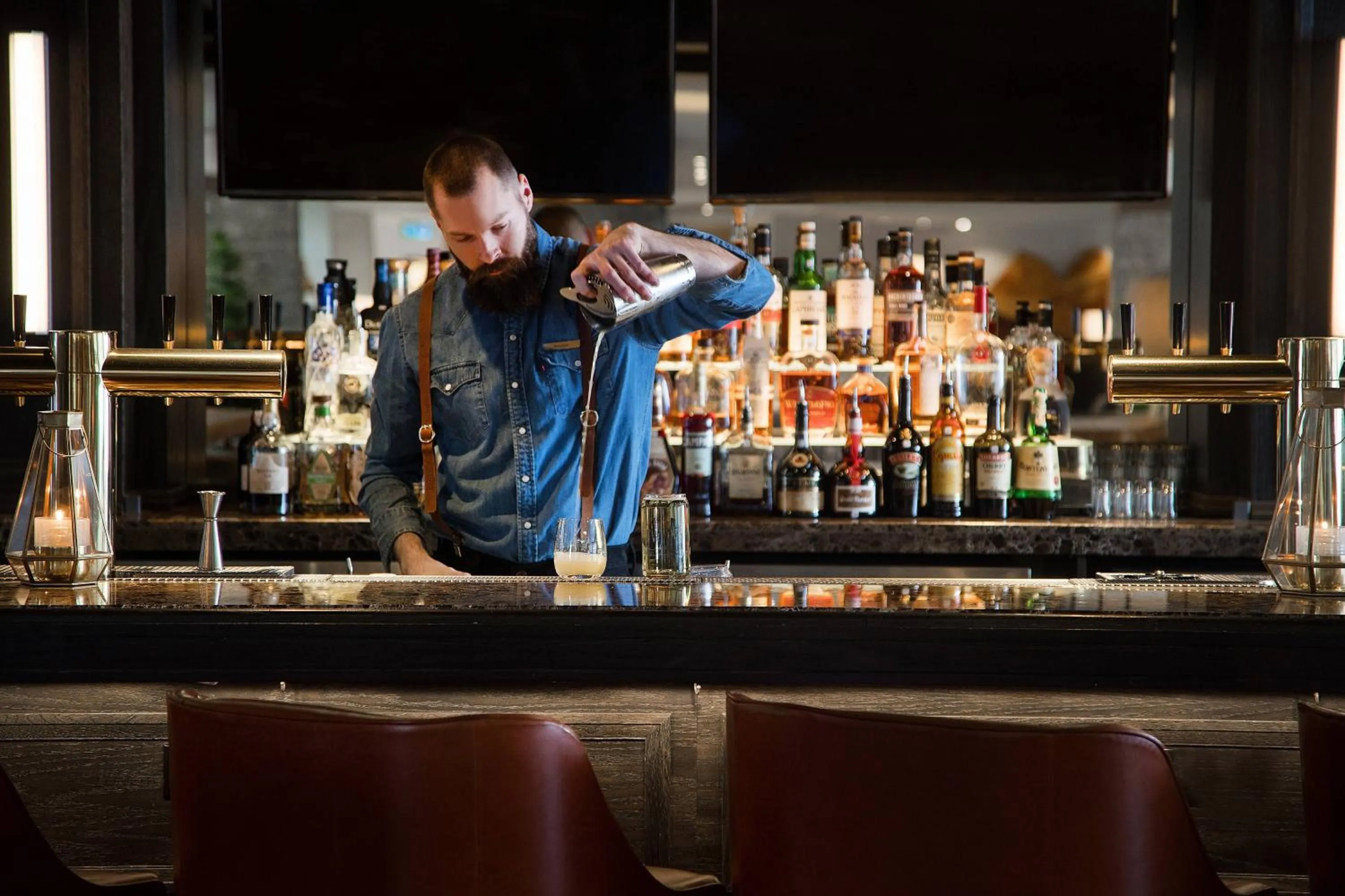 Lounge or bar in Kananaskis Mountain Lodge, Autograph Collection