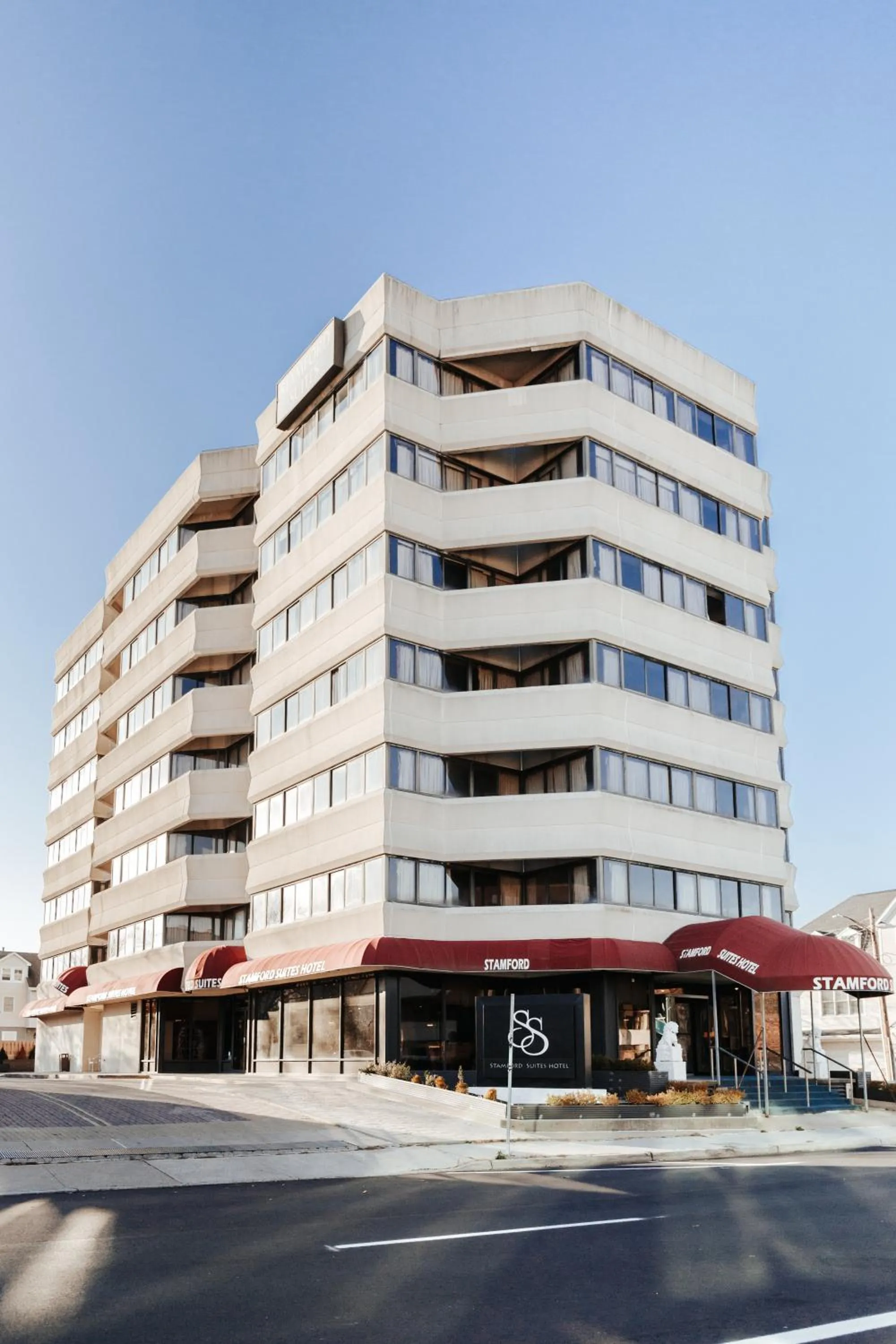 Facade/entrance in Stamford Suites