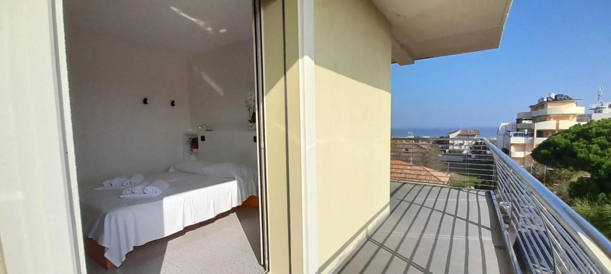 Balcony/Terrace, Bed in Hotel Marbella